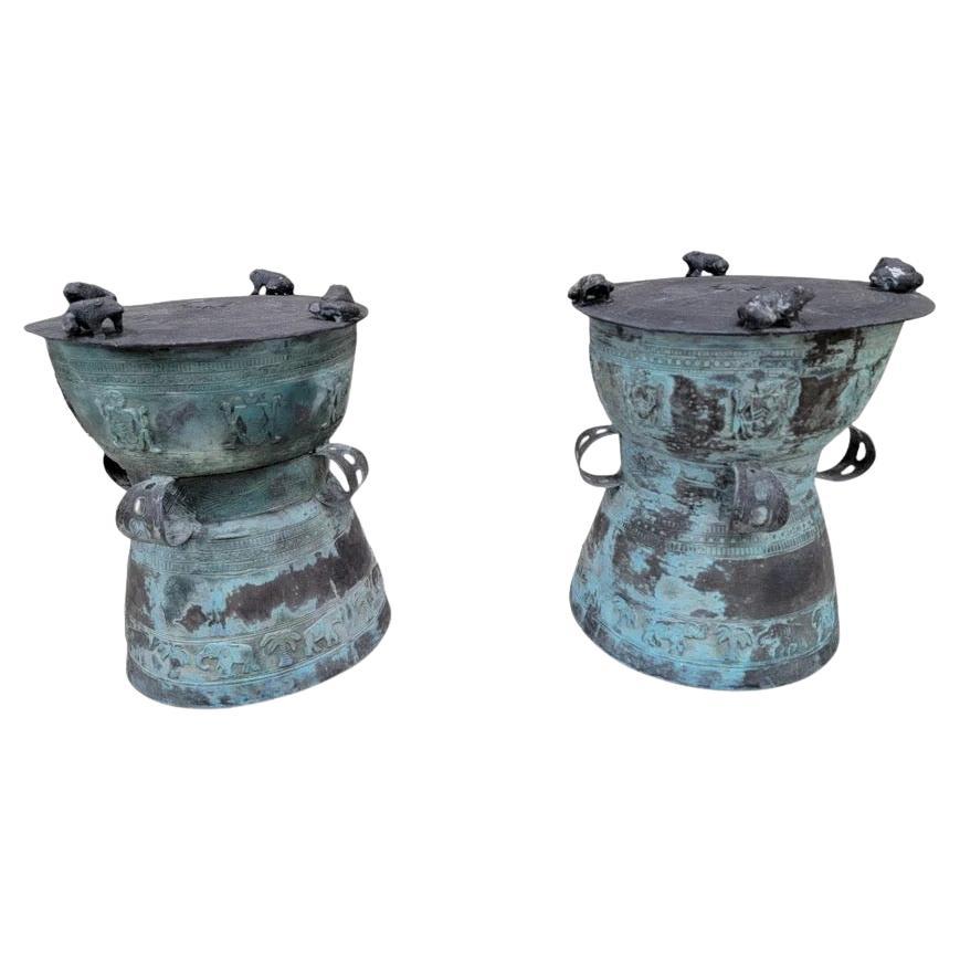 Anciennes tables d'appoint en bronze martelé de Balin en forme de grenouille ou de tambour de pluie avec Patina - Paire