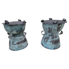 Anciennes tables d'appoint en bronze martelé de Balin en forme de grenouille ou de tambour de pluie avec Patina - Paire