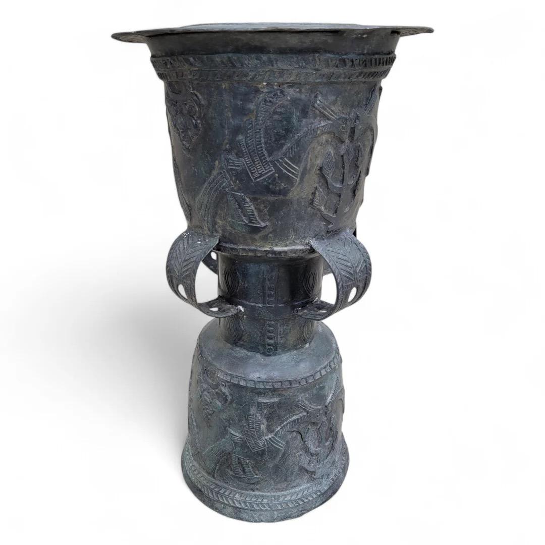 Antique Balinese Hammered Bronze Rain Drum Garden Stool/Plant Stand - Set Of 2 Bon état - En vente à Chicago, IL