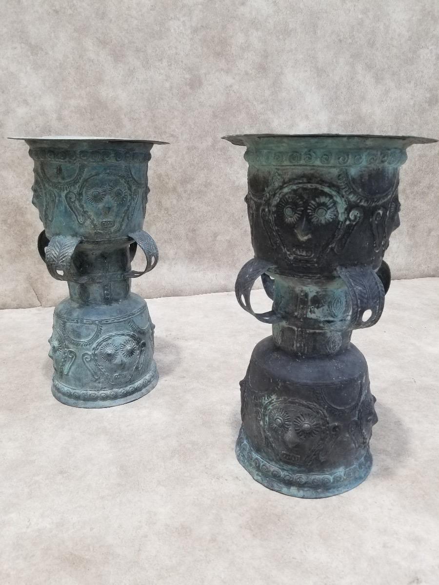 Taburete/plantero de jardín de bronce martillado balinés antiguo con pátina - Set de 2

Muestra la artesanía balinesa en su máxima expresión con estas esculturas de tambor de lluvia con pátina. Este conjunto presenta esculturas de tambor de lluvia
