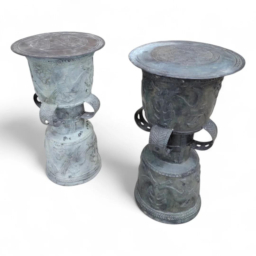 Tabouret de jardin/support de plantes en bronze martelé ancien Balinais - Lot de 2

Cette sculpture de tambour de pluie patiné met en valeur l'artisanat balinais dans toute sa splendeur. Il présente des sculptures de tambour de pluie aux détails