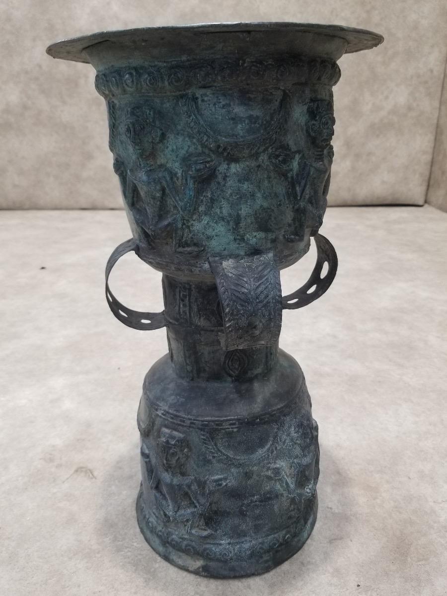 Taburete/plantero de jardín de tambor de lluvia de bronce martillado balinés antiguo - Juego de 2 en Bueno Estado en Chicago, IL