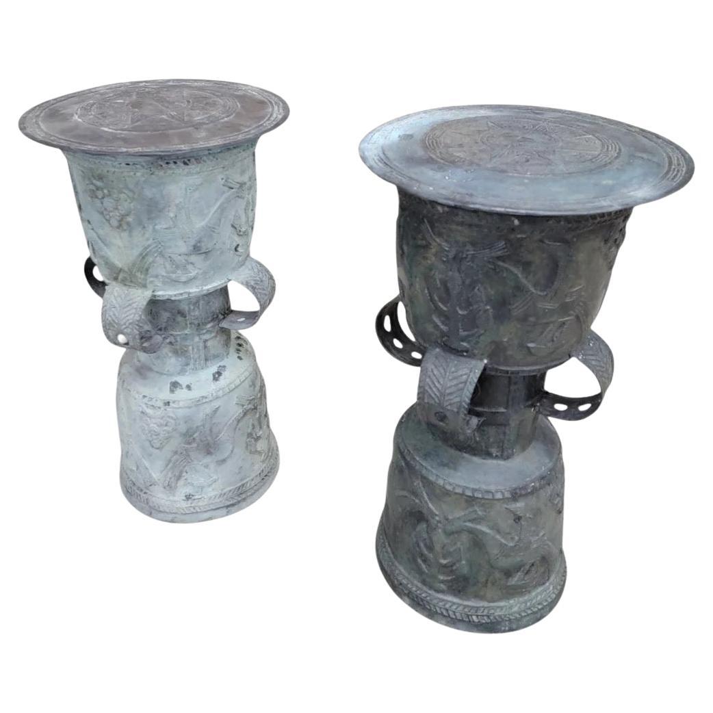 Taburete/plantero de jardín de tambor de lluvia de bronce martillado balinés antiguo - Juego de 2