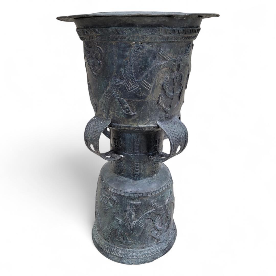 Antique Balinese Hammered Bronze Rain Drum Garden Stool/Plant Stand/Table In Good Condition For Sale In Chicago, IL