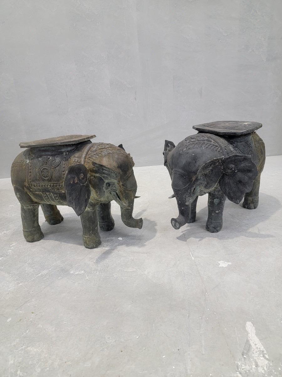 Antiker balinesischer Elefanten-Pflanzenständer/Cocktail-Tisch aus gehämmerter Bronze mit Sattel - S im Angebot 4