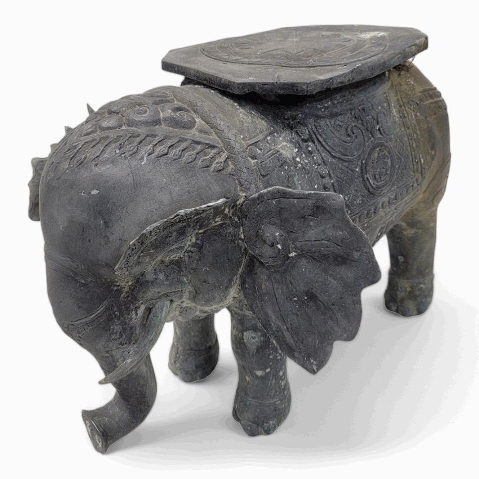 Antiker balinesischer Elefanten-Pflanzenständer/Cocktail-Tisch aus gehämmerter Bronze mit Sattel - S (Sonstiges) im Angebot