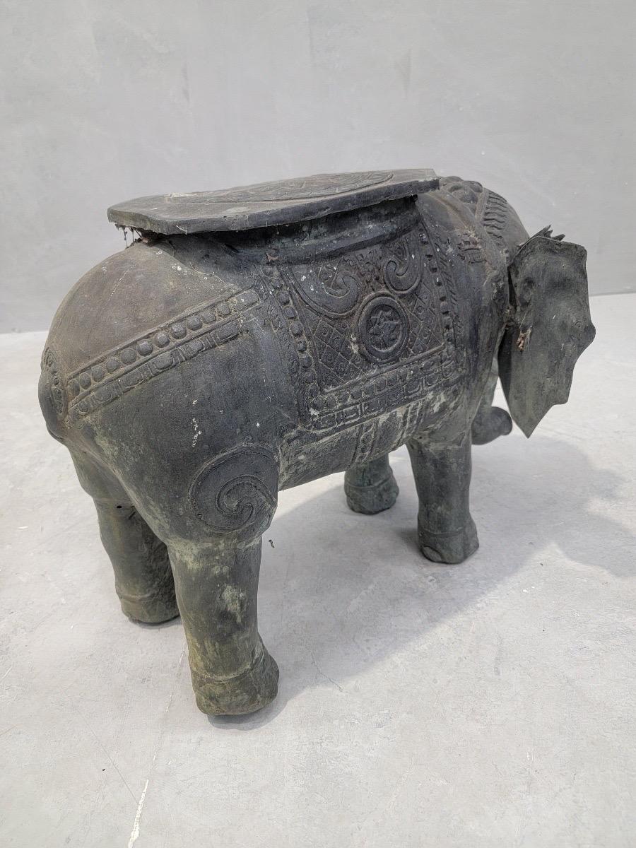 Antiker balinesischer Elefanten-Pflanzenständer/Cocktail-Tisch aus gehämmerter Bronze mit Sattel - S im Angebot 1