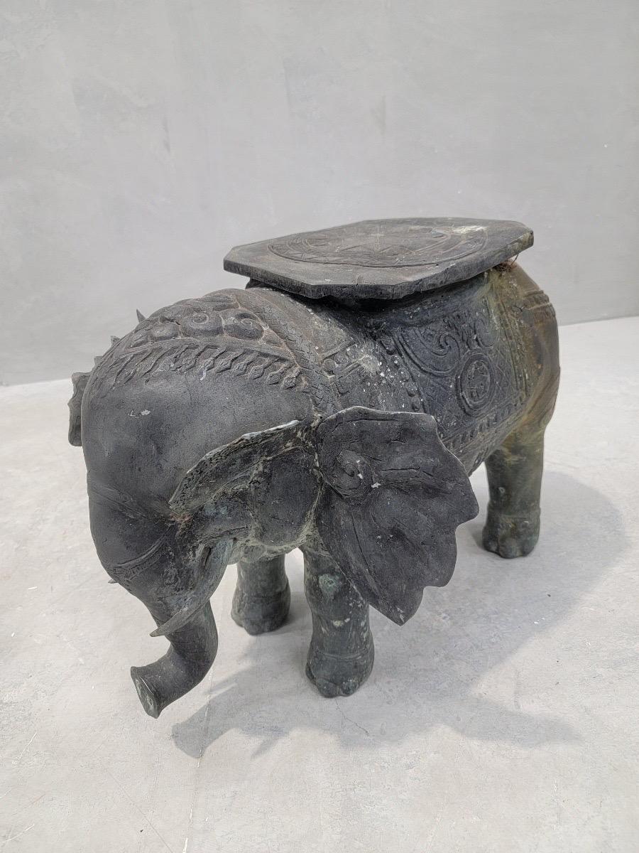 Antiker balinesischer Elefanten-Pflanzenständer/Cocktail-Tisch aus gehämmerter Bronze mit Sattel - S im Angebot 3