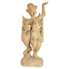 Antigua escultura balinesa tallada a mano de una joven bailarina