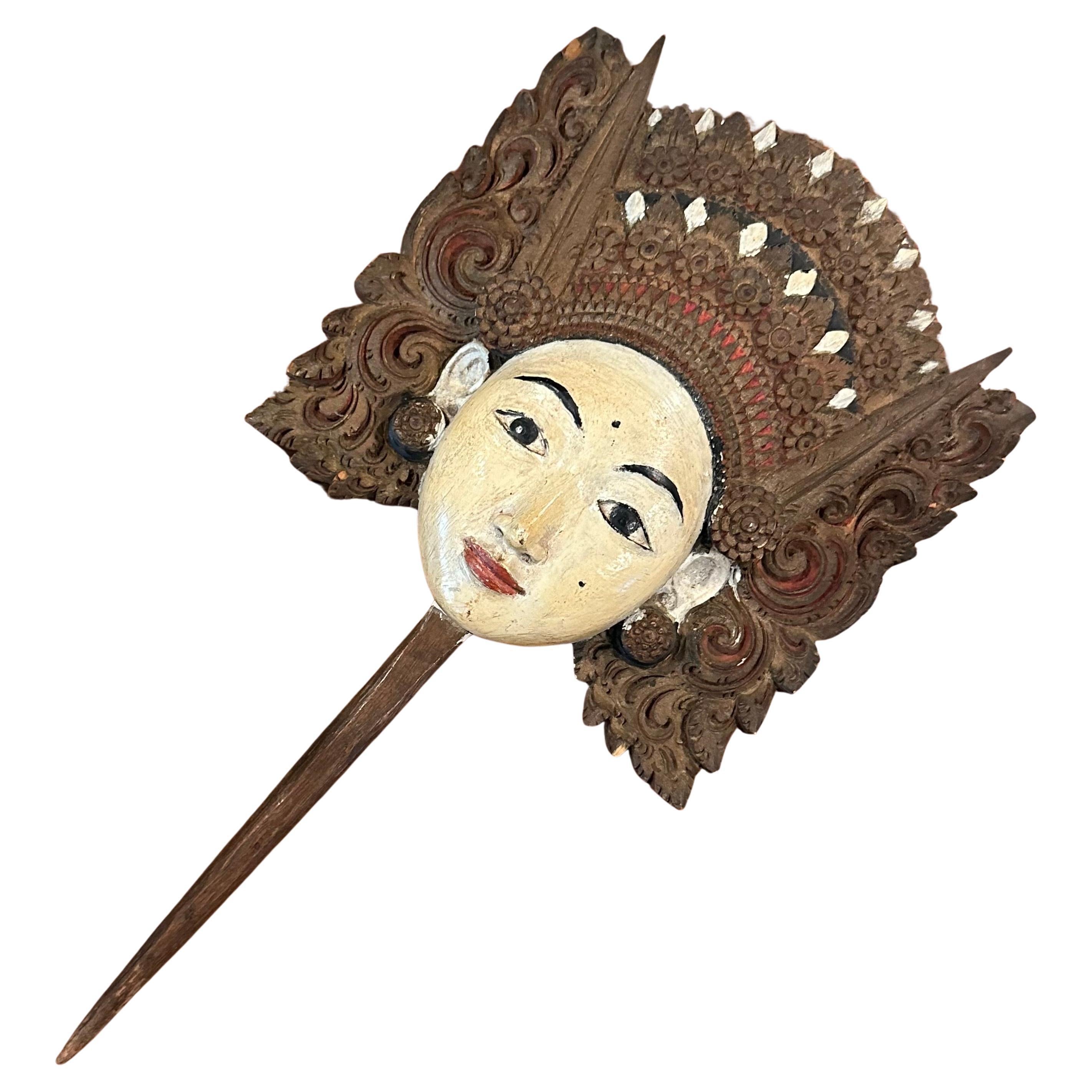 Antique Balinese hand-carved wooden temple offering ornament known as a Tapel Gebogan, circa 1930s. Carved in the shape of a crowned female and hand painted, the piece is in good vintage condition and measures 7.5