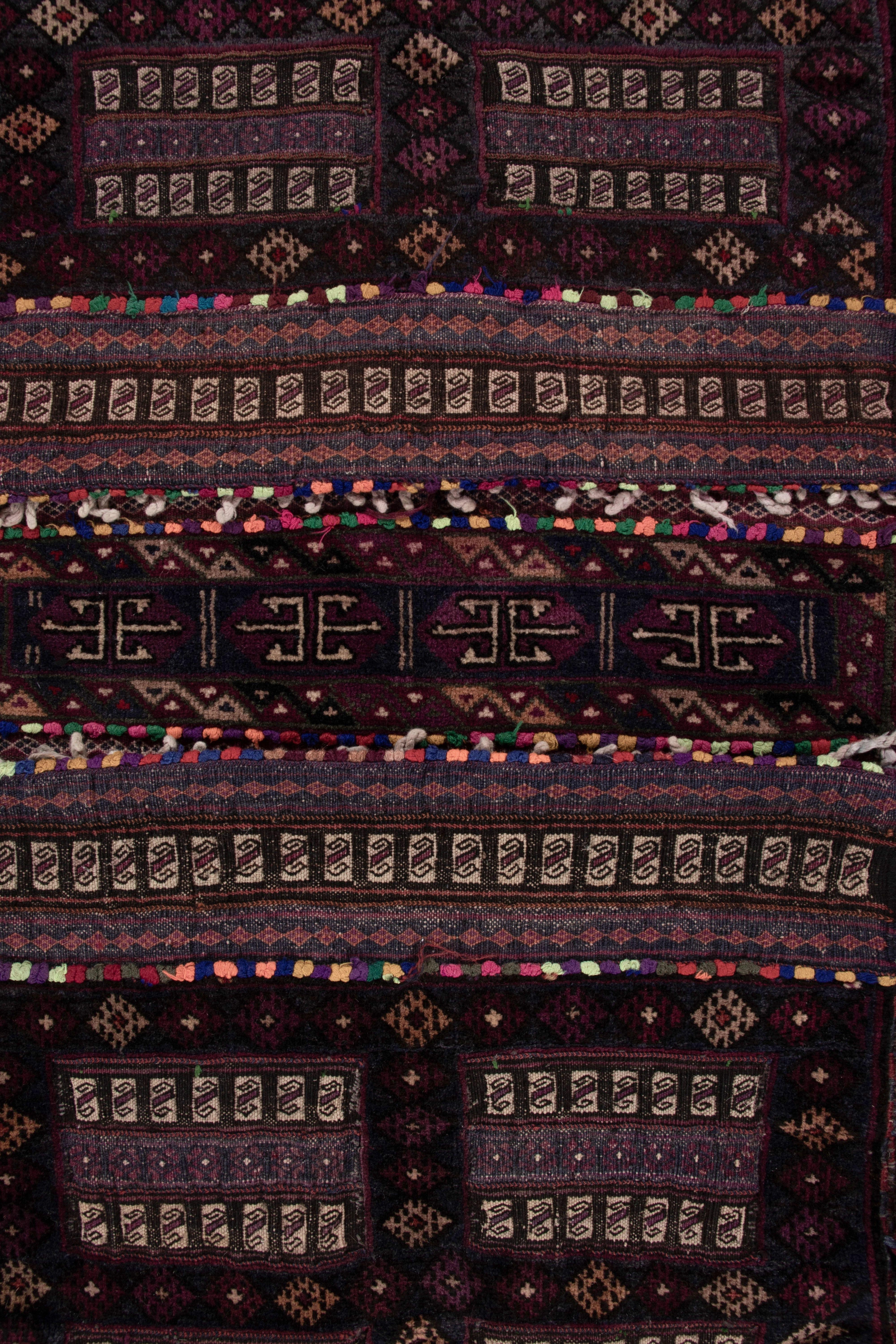 Noué à la main en laine vers 1910-1920, ce textile de 2x4 est une pièce ancienne de Balisht - un objet de collection autrefois utilisé par les tribus nomades dans leur vie quotidienne comme sac, oreiller et plus encore - une nouvelle acquisition