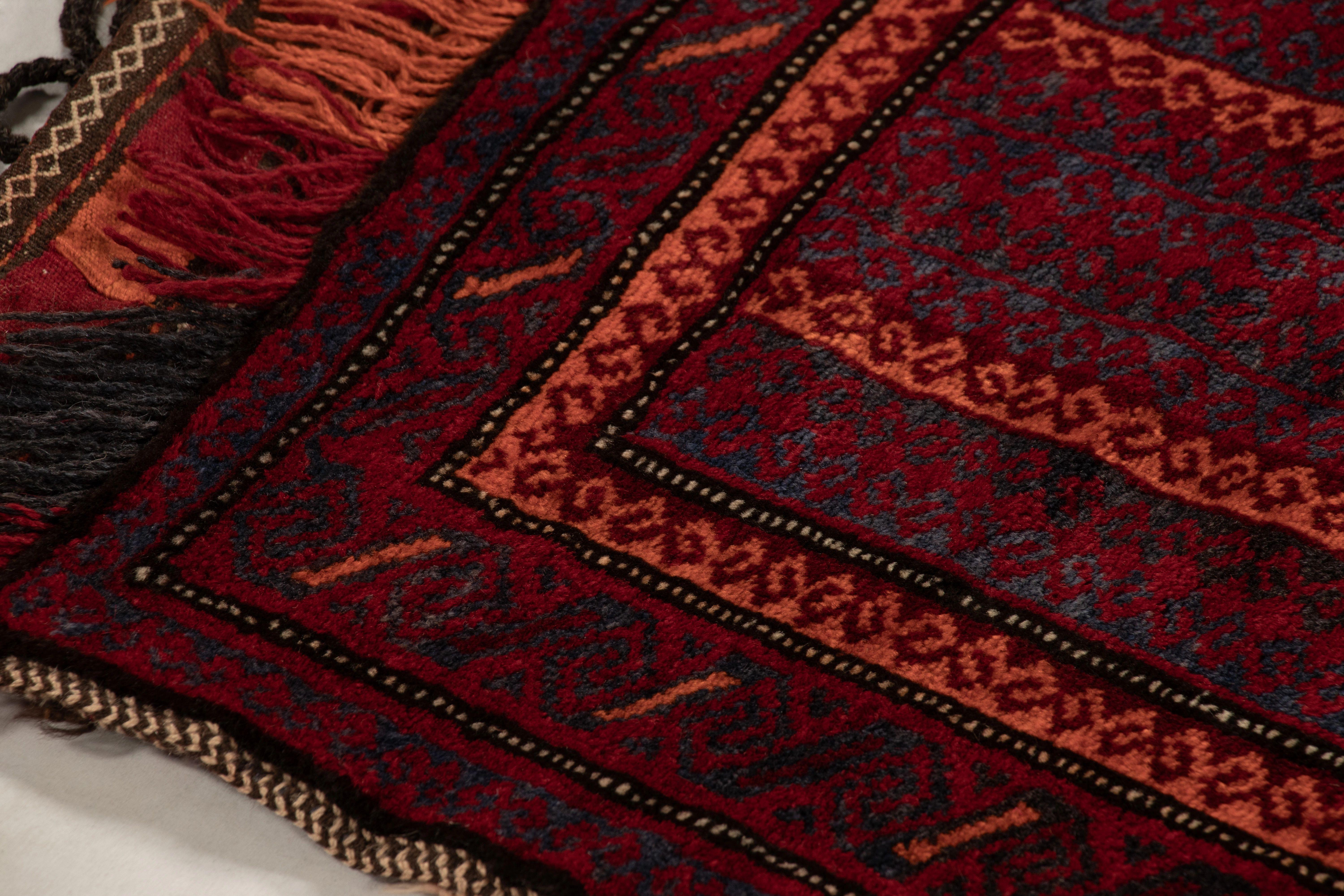 Noué à la main en laine vers 1910-1920, ce textile de 2x4 est une pièce ancienne de Balisht - un objet de collection autrefois utilisé par les tribus nomades dans leur vie quotidienne comme sac, oreiller et plus encore - une nouvelle acquisition