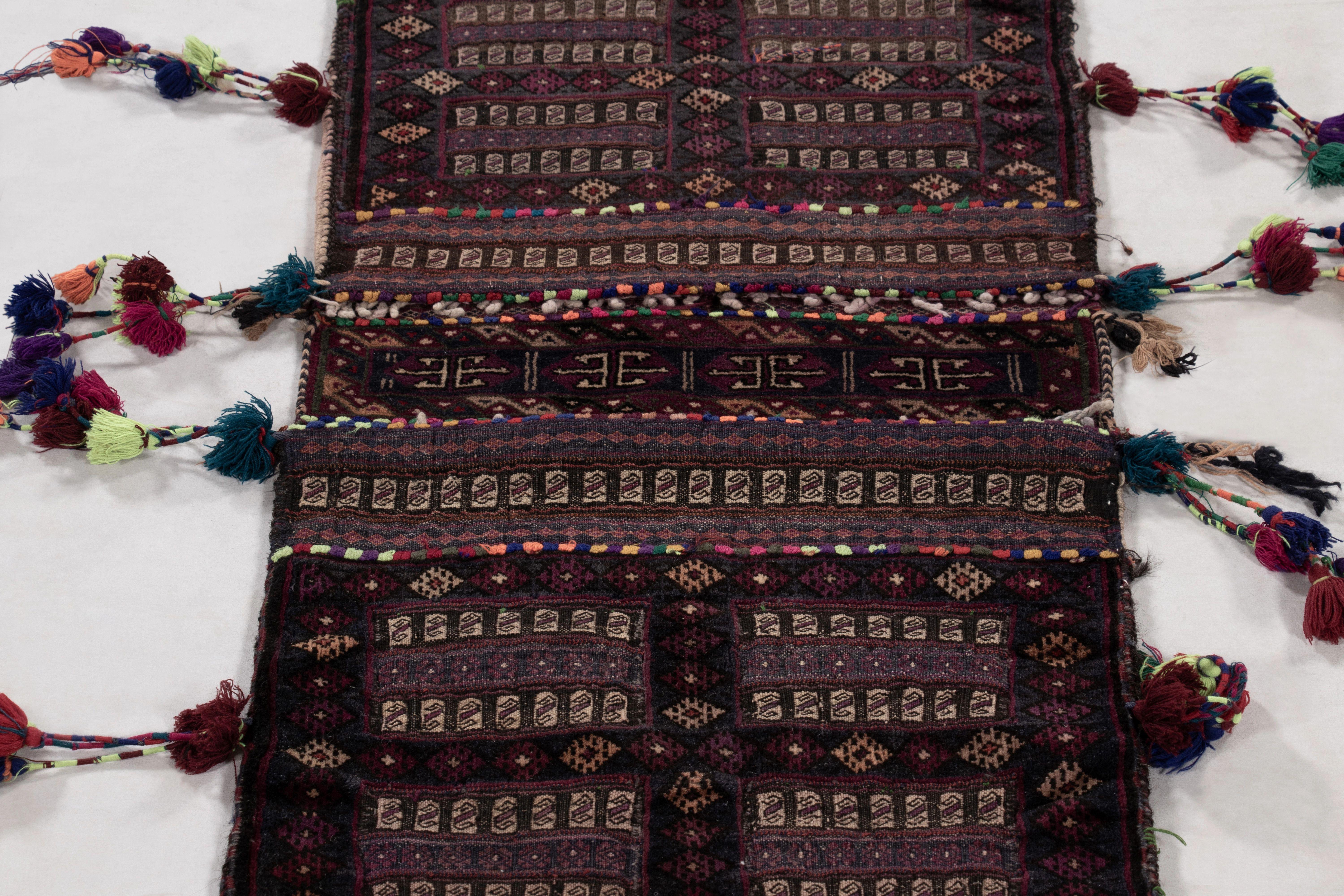 Tribal Textile tribal ancien Balisht à motifs géométriques polychromes - Rug & Ki en vente