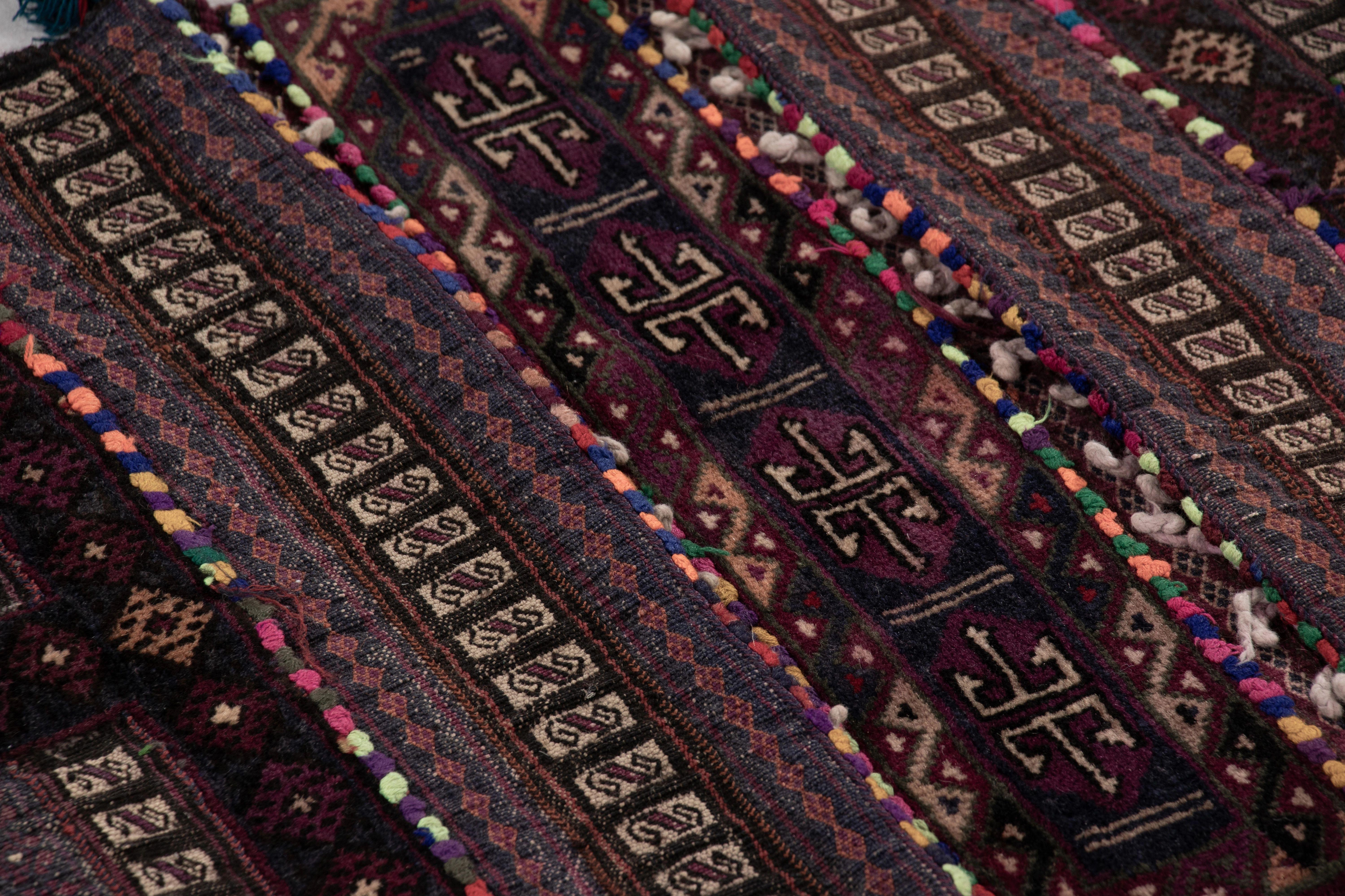 Pakistanais Textile tribal ancien Balisht à motifs géométriques polychromes - Rug & Ki en vente