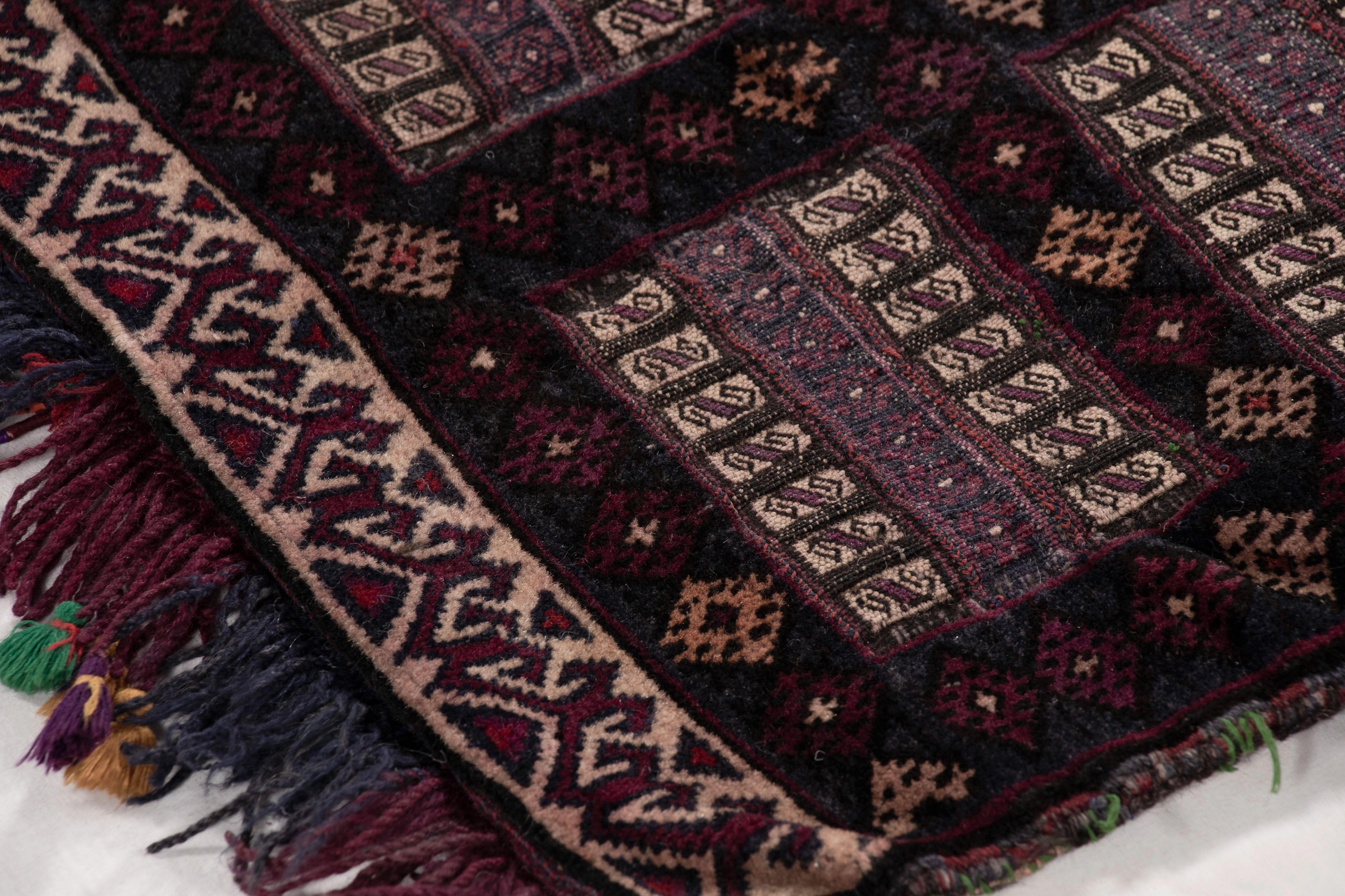 Noué à la main Textile tribal ancien Balisht à motifs géométriques polychromes - Rug & Ki en vente