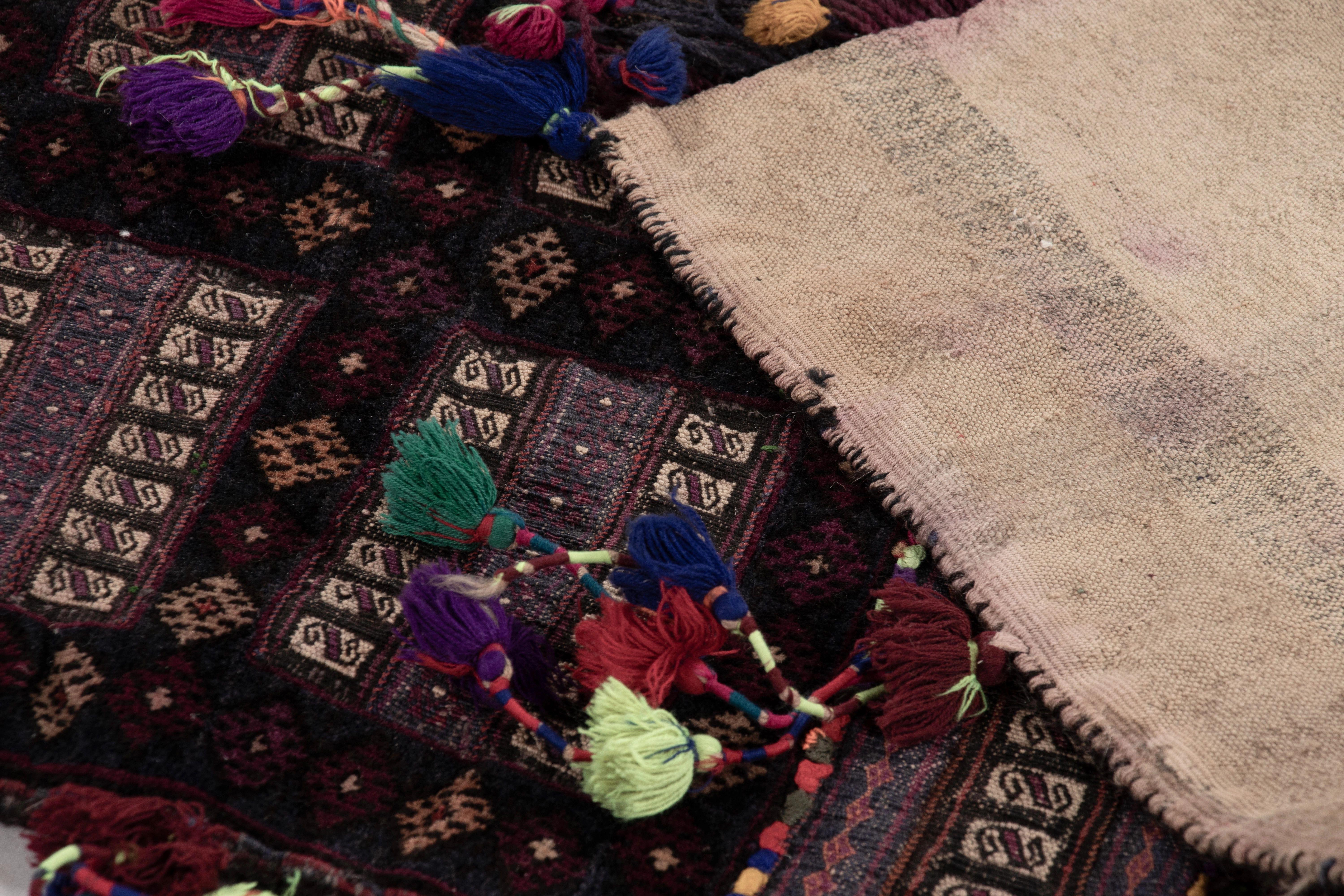 Début du 20ème siècle Textile tribal ancien Balisht à motifs géométriques polychromes - Rug & Ki en vente