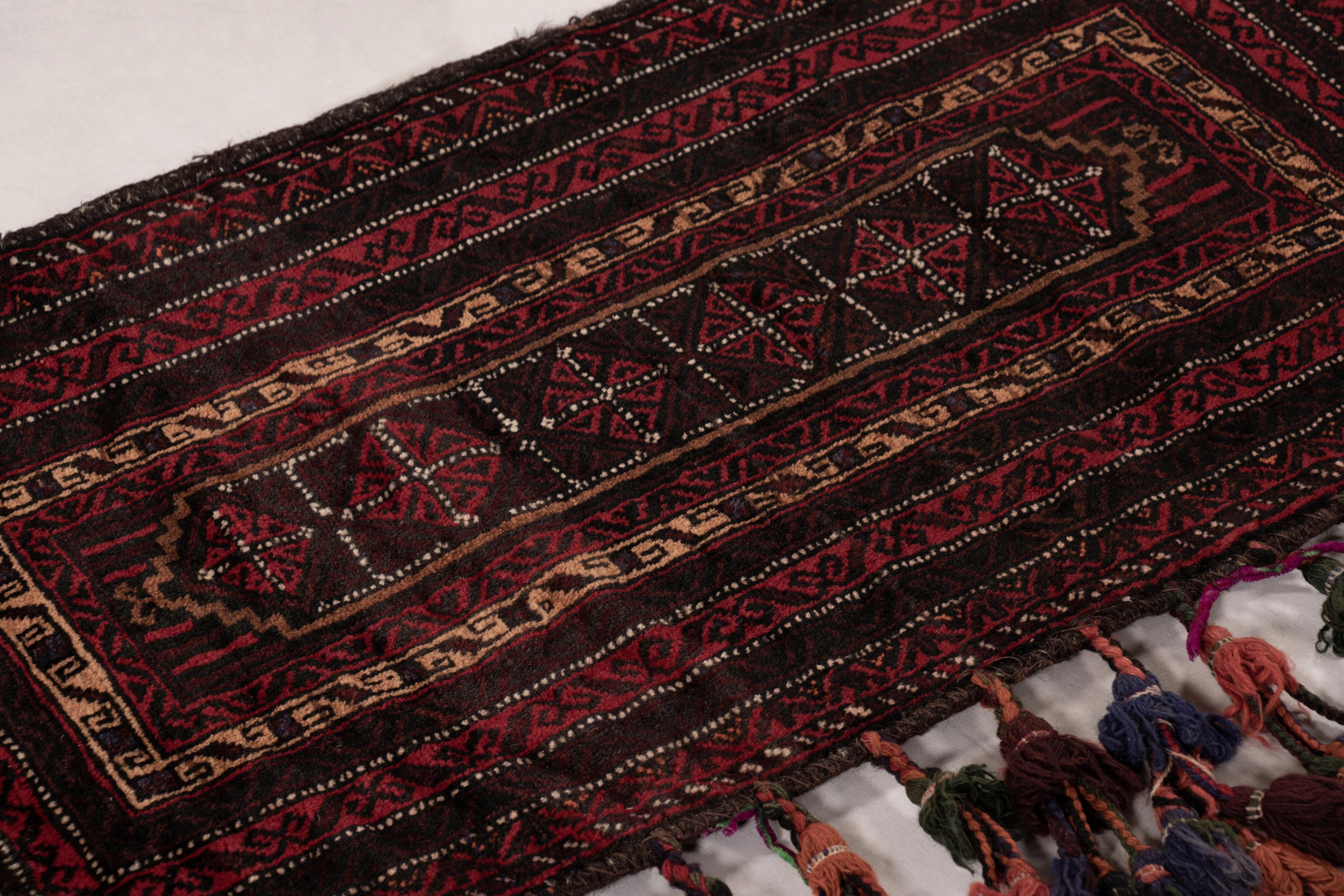  Noué à la main en laine vers 1910-1920, ce Kilim 2x3 est un textile ancien de Balisht - un objet de collection autrefois utilisé par les tribus nomades dans leur vie quotidienne comme sac, oreiller et plus encore - une nouvelle acquisition