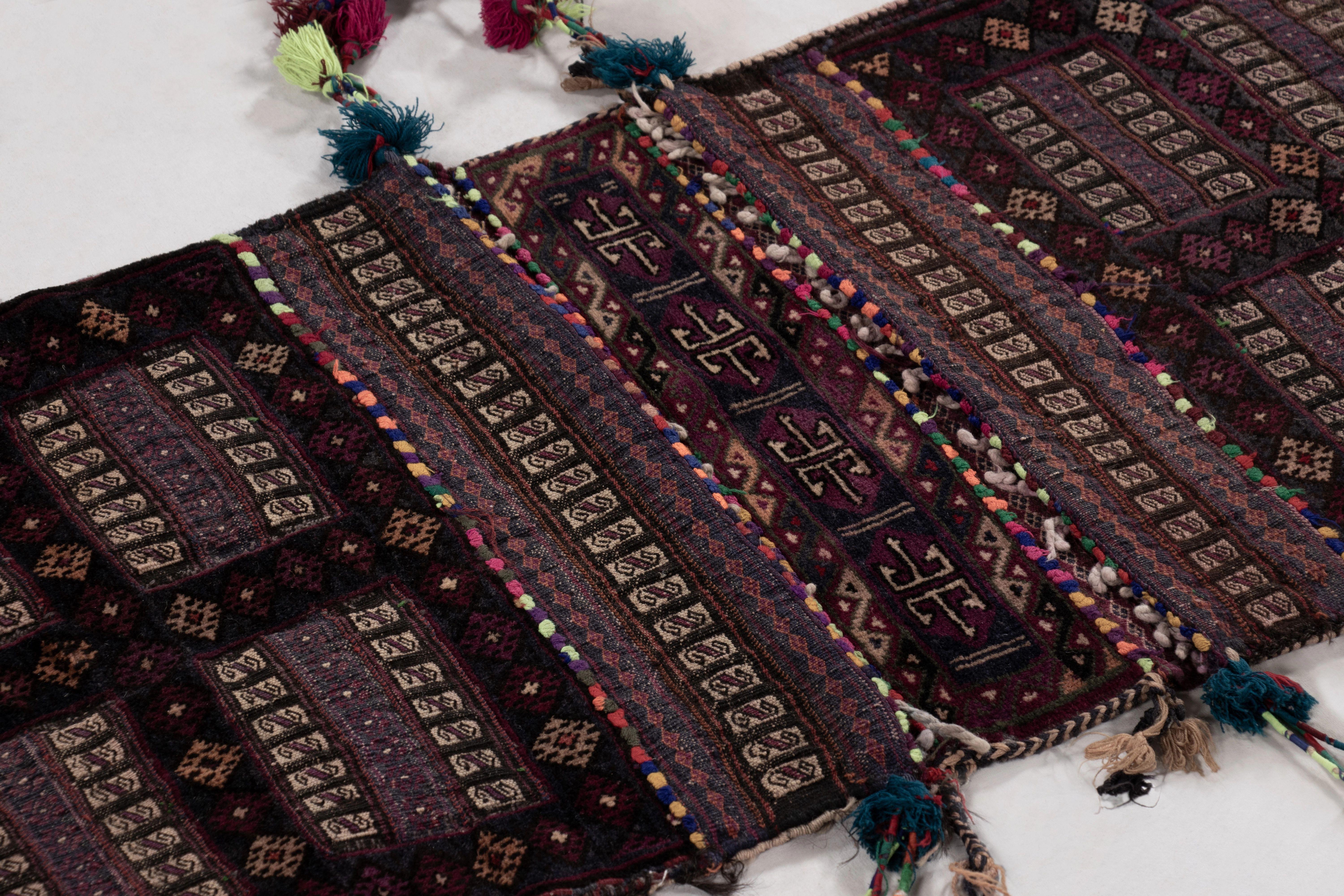 Textile tribal ancien Balisht à motifs géométriques polychromes - Rug & Ki Bon état - En vente à Long Island City, NY