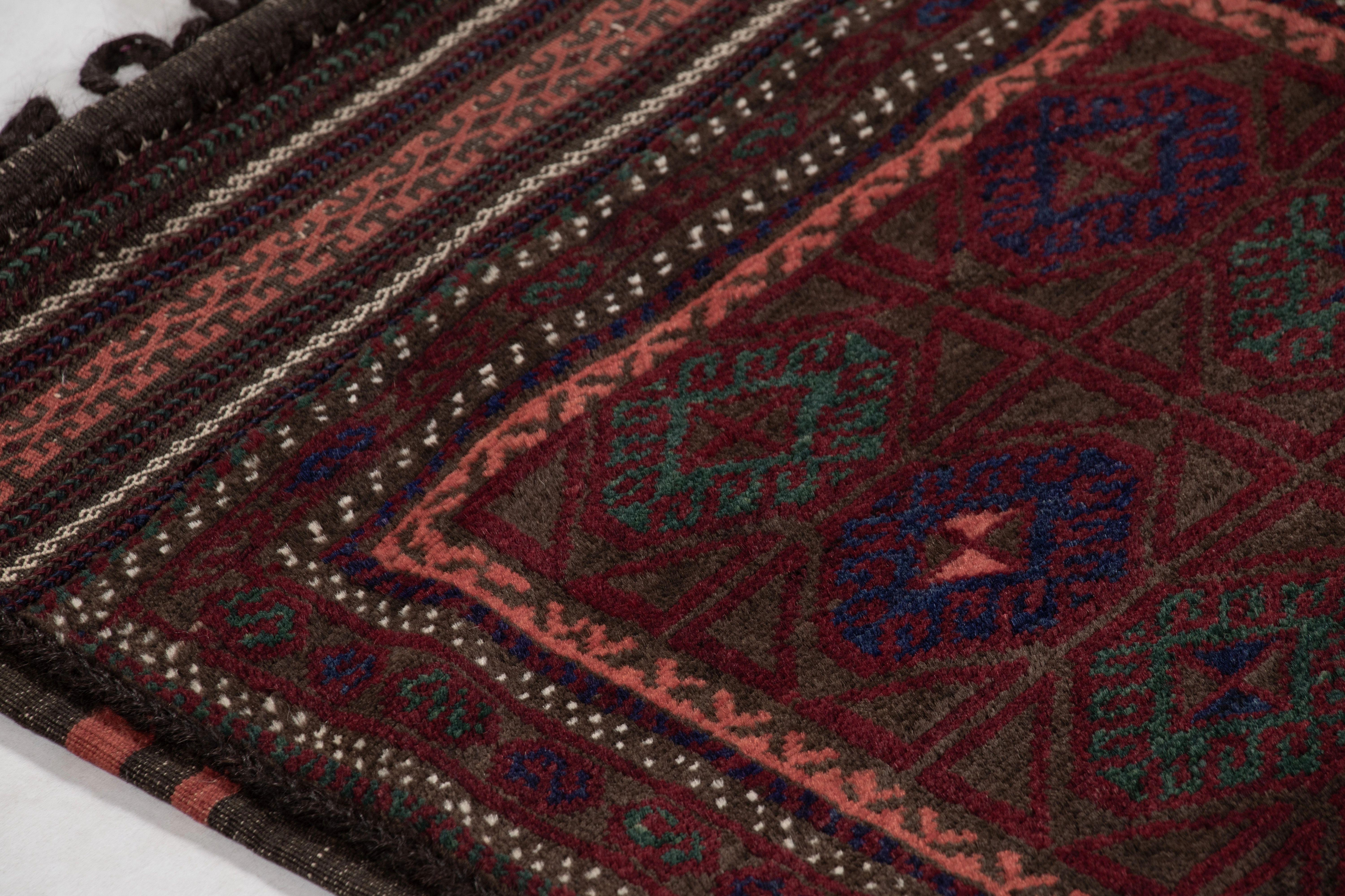 Tissé à la main en laine vers 1910-1920, ce Kilim 2x3 est un textile ancien de Balisht - un objet de collection autrefois utilisé par les tribus nomades dans leur vie quotidienne comme sacs, oreillers et autres - une nouvelle acquisition