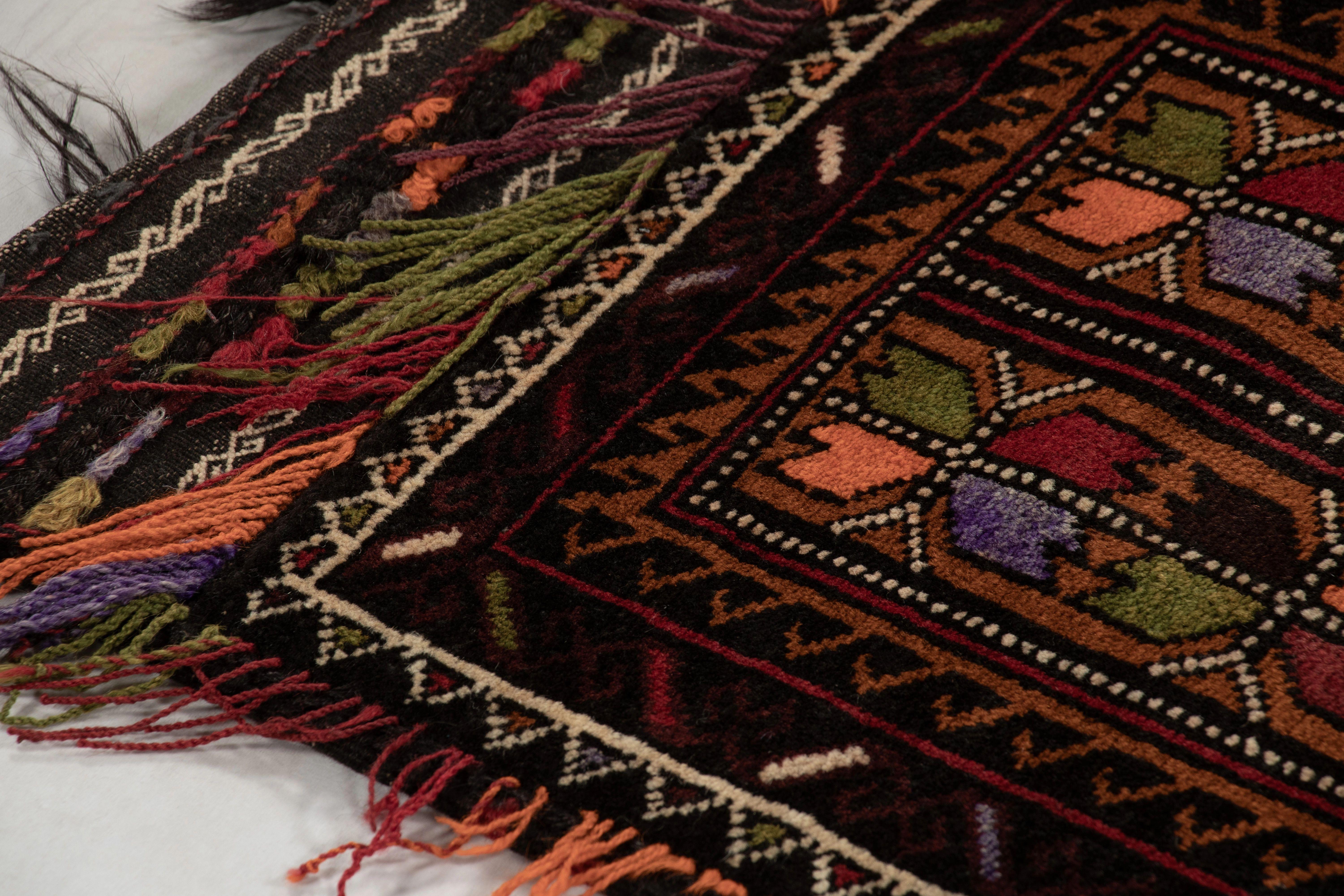  Noué à la main en laine vers 1910-1920, ce Kilim 2x3 est un textile ancien de Balisht - un objet de collection autrefois utilisé par les tribus nomades dans leur vie quotidienne comme sac, oreiller et plus encore - une nouvelle acquisition