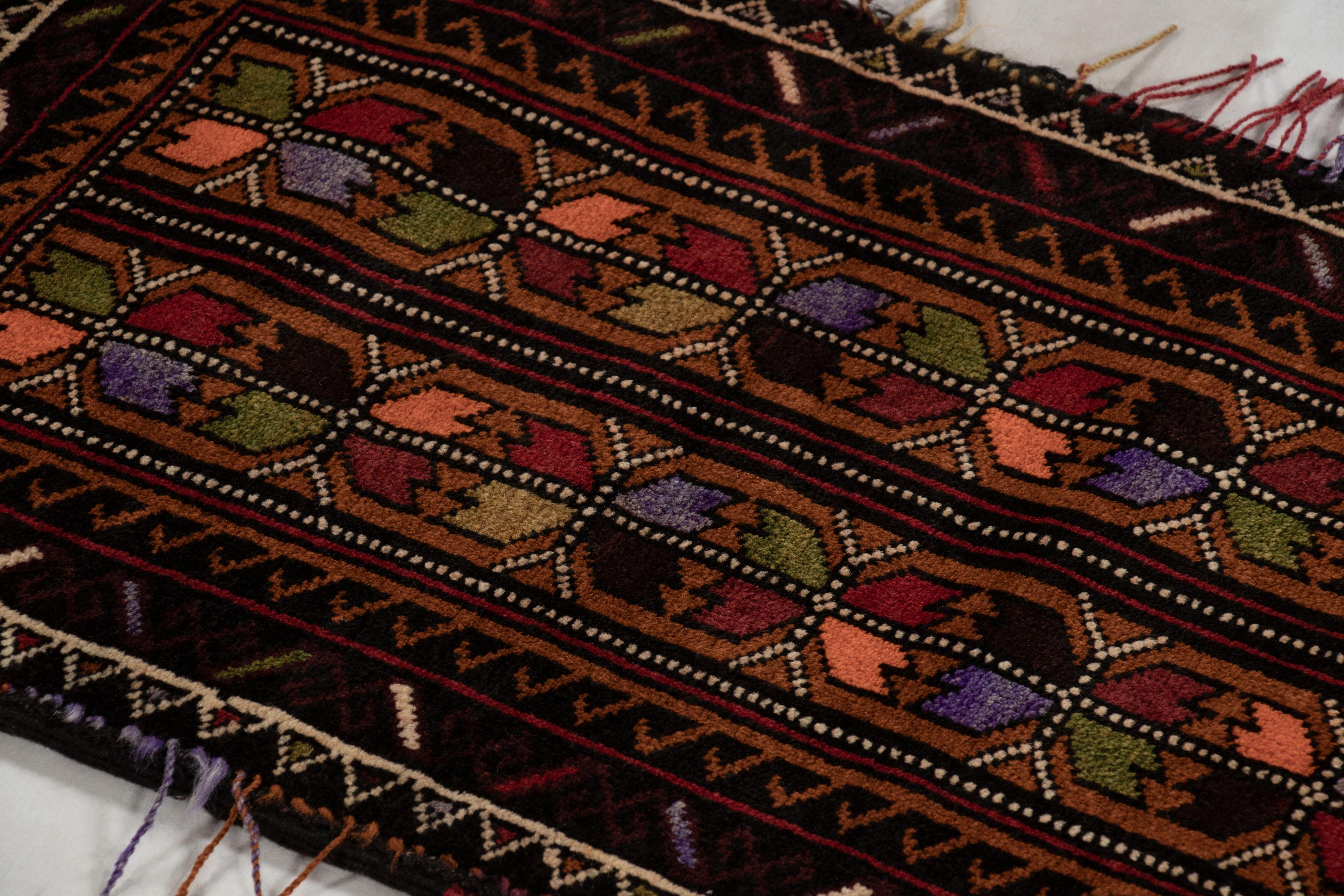 Tribal Textile tribal ancien Balisht à motifs géométriques polychromes - Rug & Kil en vente