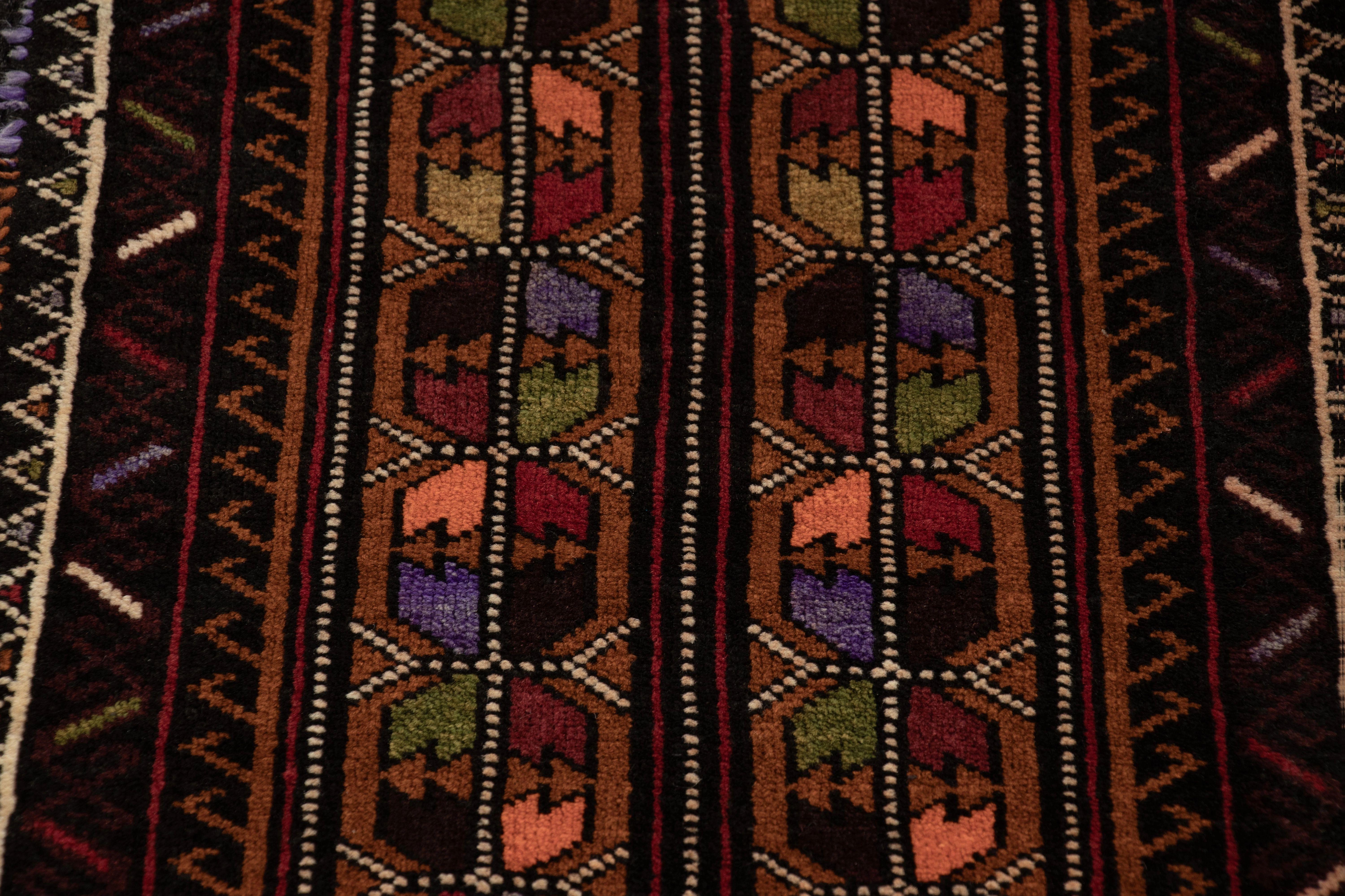 Pakistanais Textile tribal ancien Balisht à motifs géométriques polychromes - Rug & Kil en vente