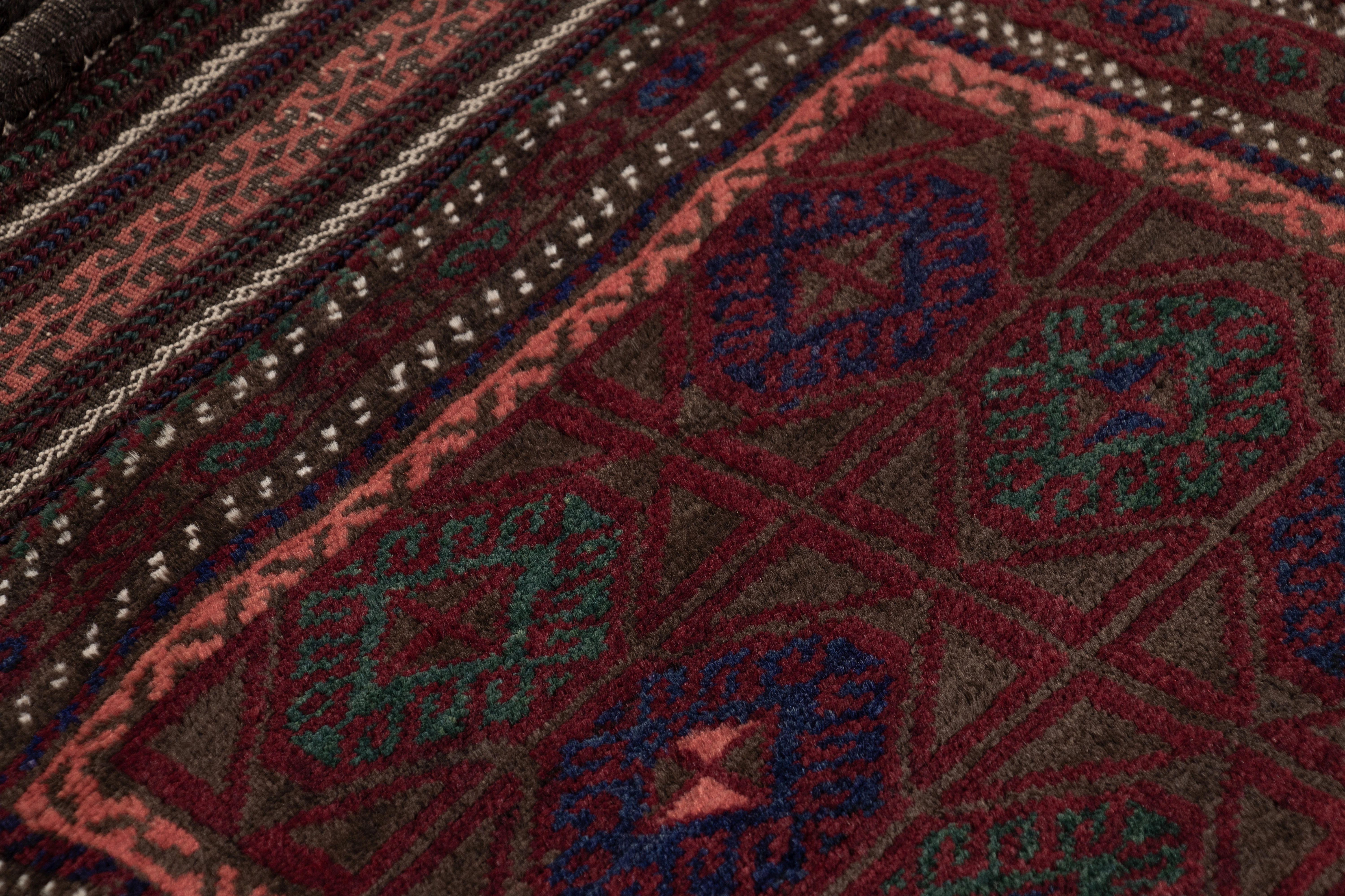 Noué à la main Textile tribal ancien Balisht à motifs géométriques polychromes - Rug & Kil en vente