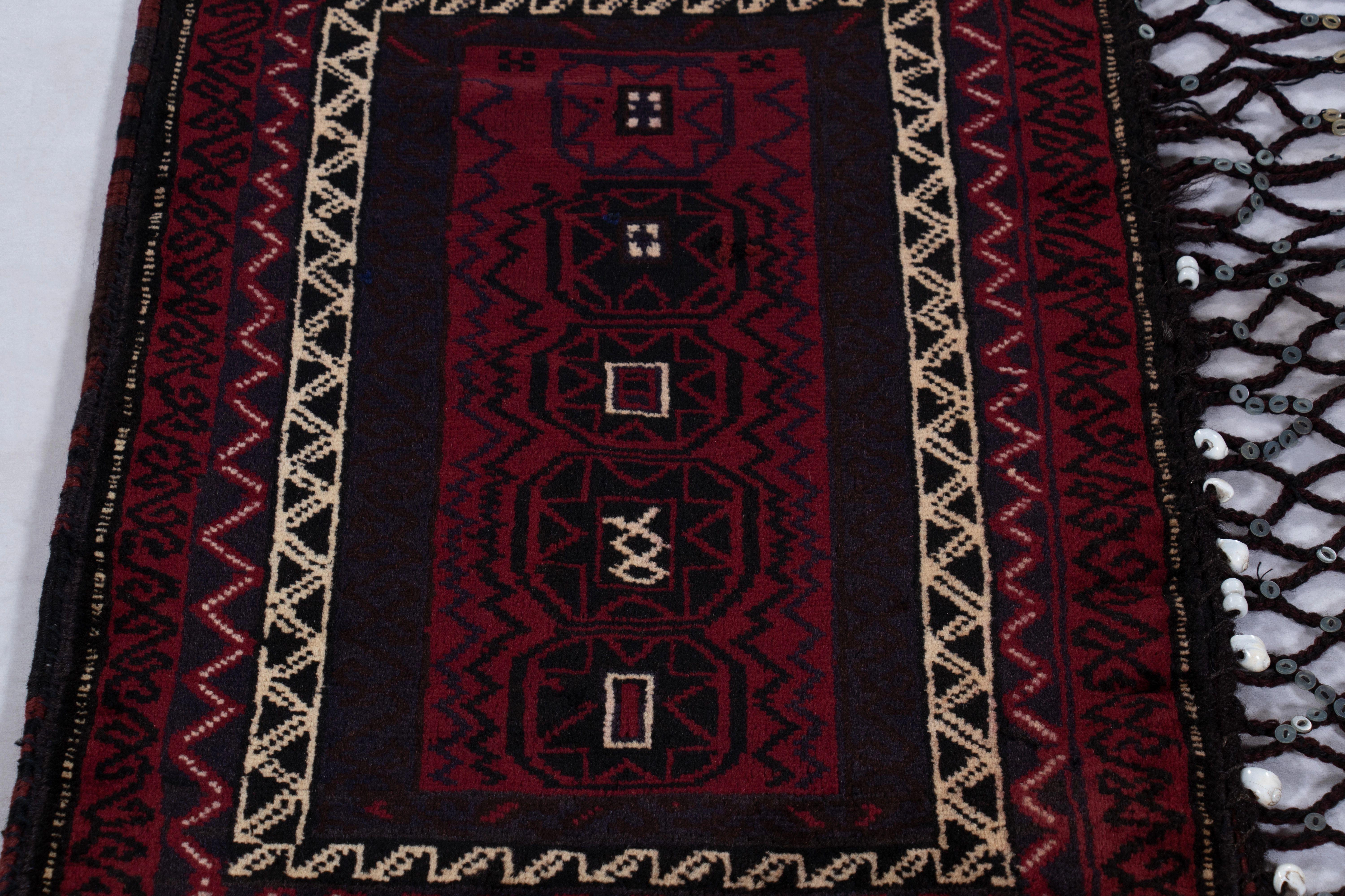 Noué à la main en laine vers 1910-1920, ce Kilim 2x3 est un textile ancien de Balisht - un objet de collection autrefois utilisé par les tribus nomades dans leur vie quotidienne comme sac, oreiller et plus encore - une nouvelle acquisition