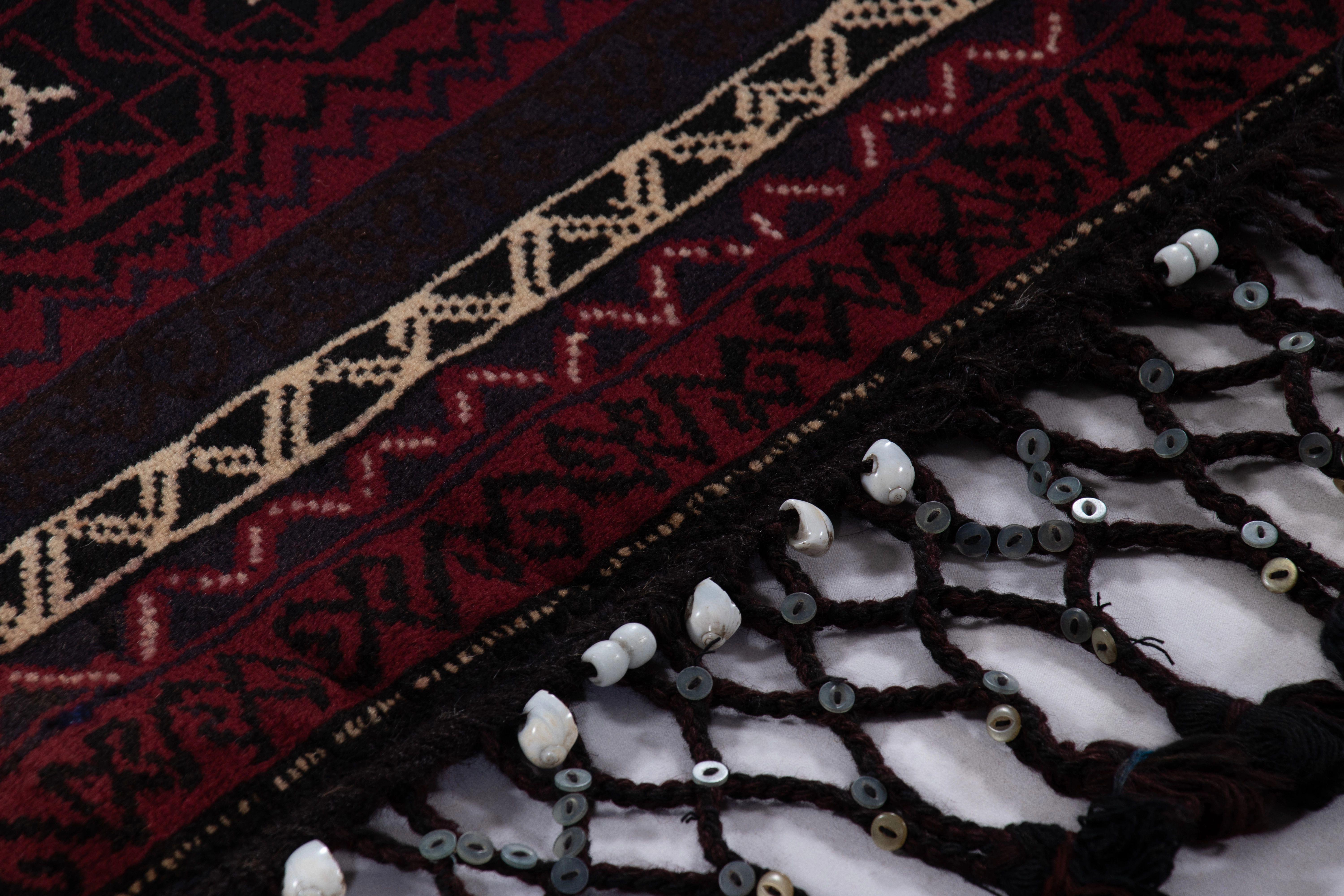 Tribal Textile tribal ancien Balisht à motifs géométriques rouges et noirs - Rug & Ki en vente