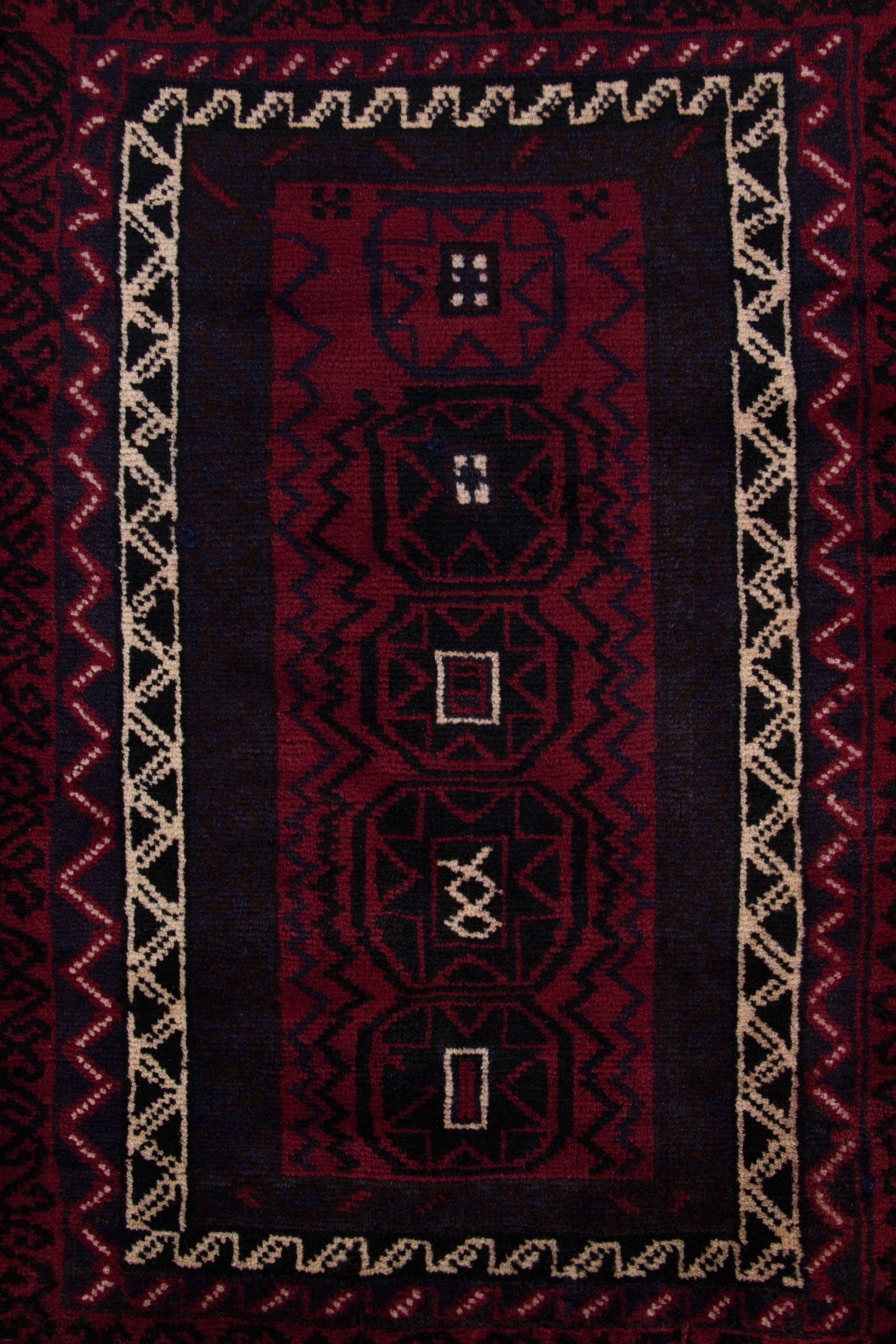 Pakistanais Textile tribal ancien Balisht à motifs géométriques rouges et noirs - Rug & Ki en vente