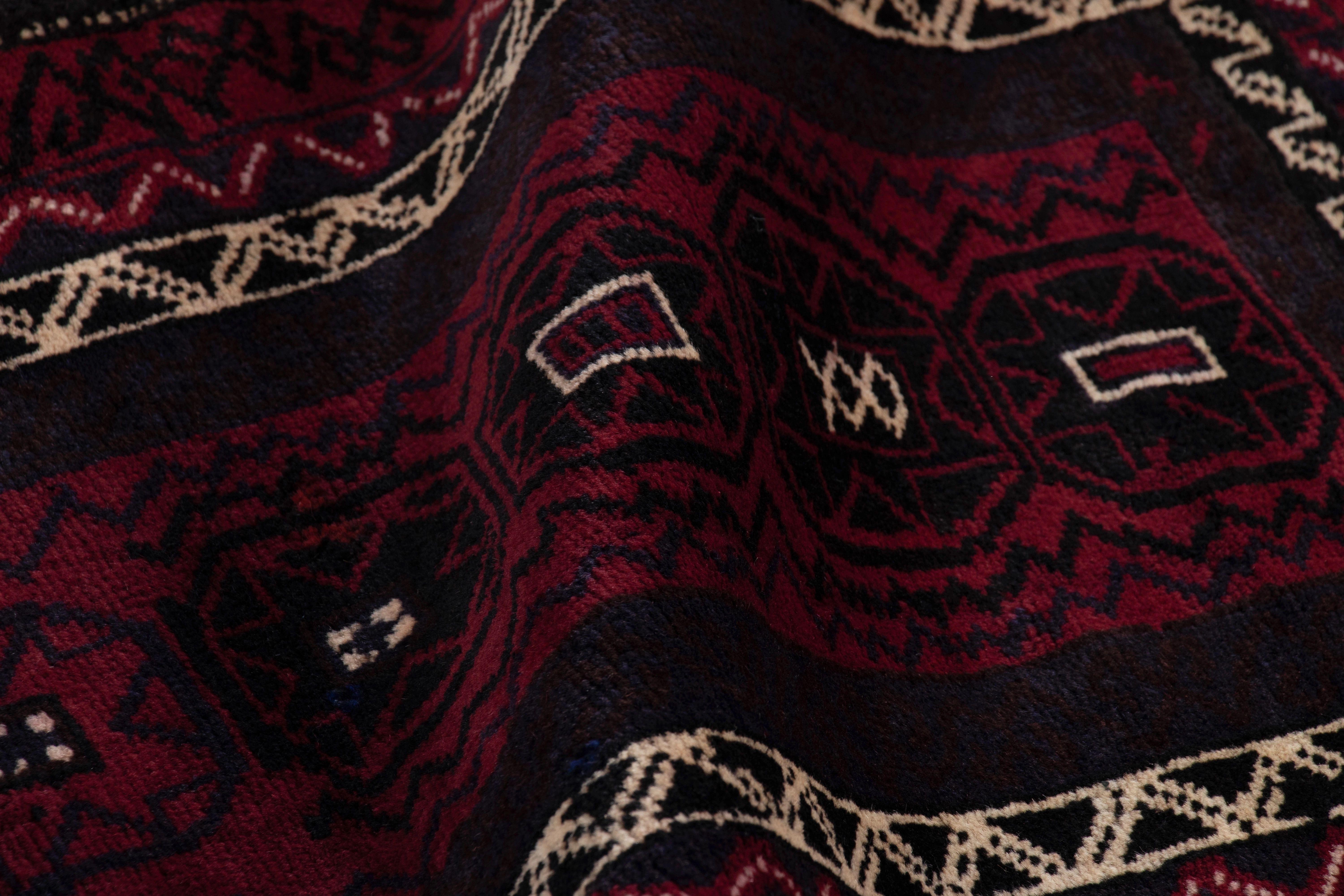 Noué à la main Textile tribal ancien Balisht à motifs géométriques rouges et noirs - Rug & Ki en vente