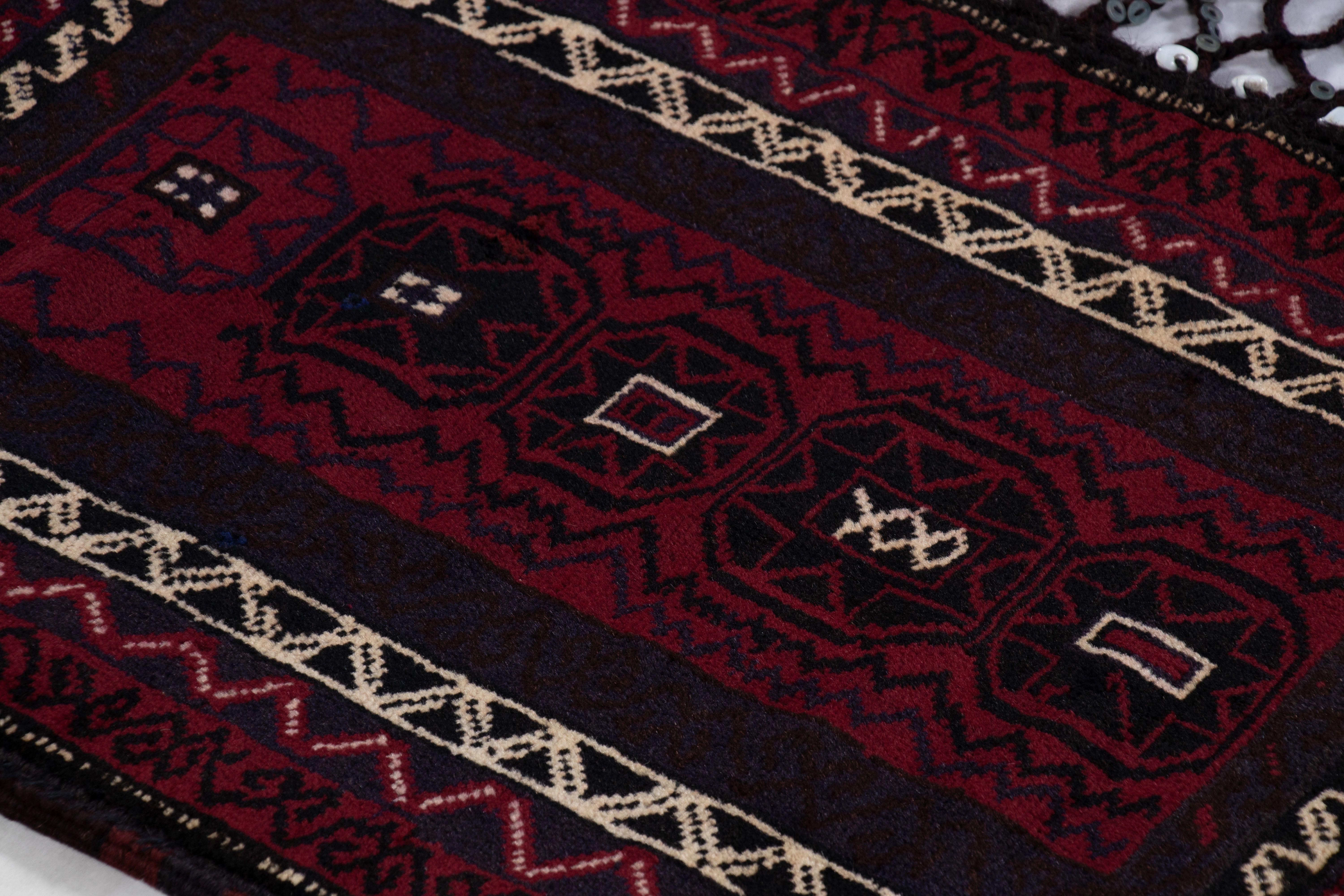 Début du 20ème siècle Textile tribal ancien Balisht à motifs géométriques rouges et noirs - Rug & Ki en vente