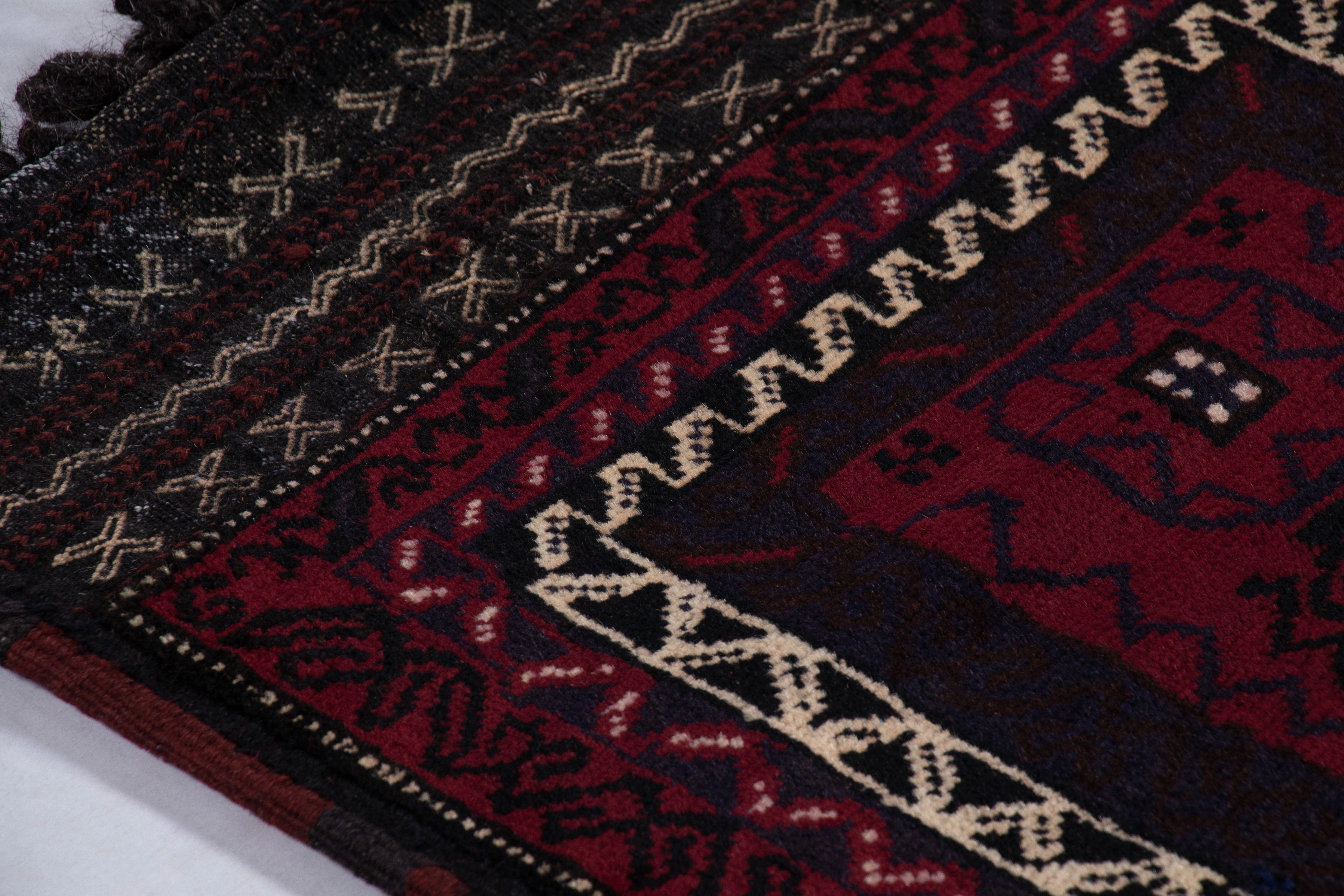 Laine Textile tribal ancien Balisht à motifs géométriques rouges et noirs - Rug & Ki en vente
