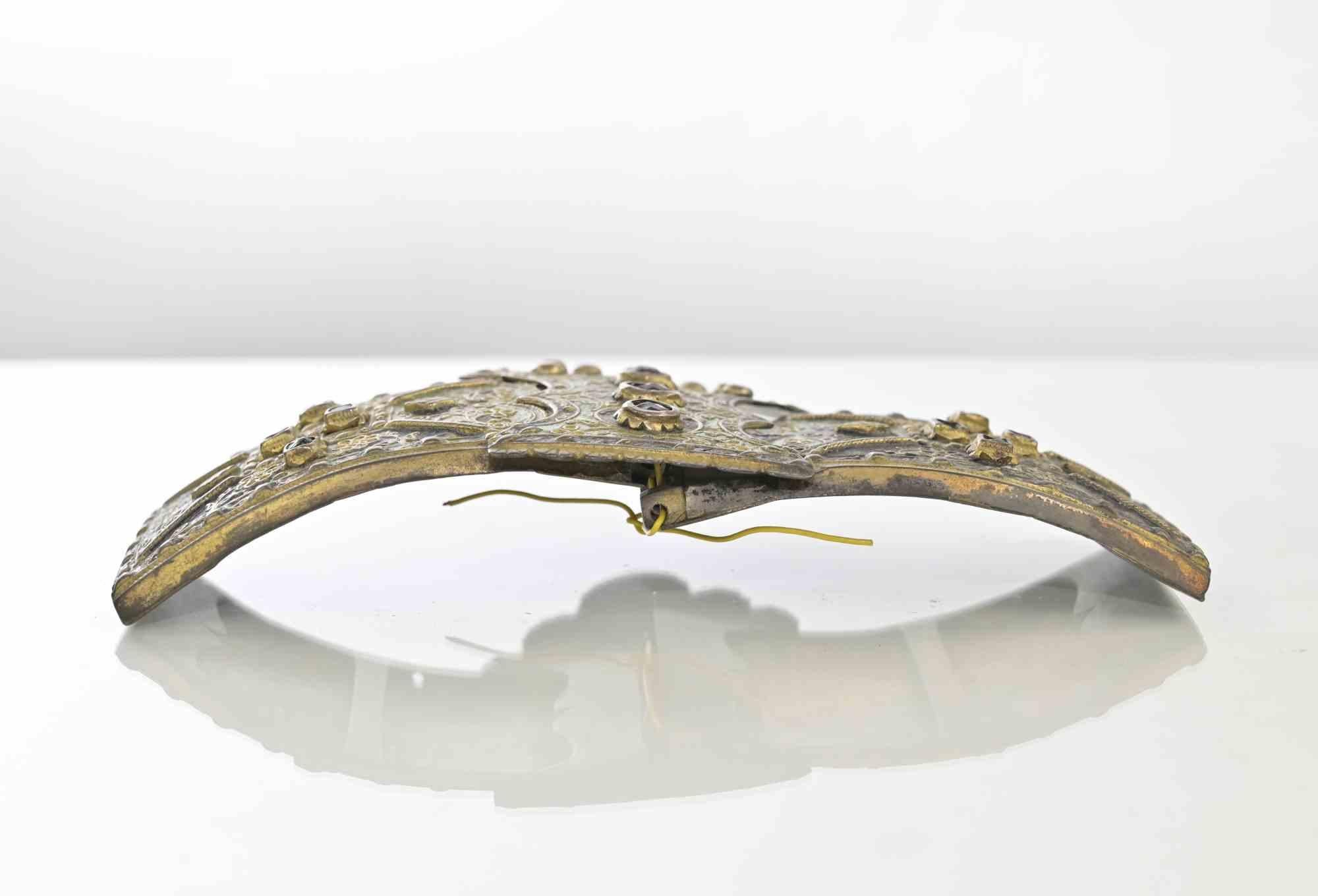 Ceinture ancienne avec boucle de mariage émaillée, provenant de la Grèce balkanique. Décoration en filigrane d'or et cabochon de verre, au milieu d'émaux bleus et verts.

Bon état, il ne manque que quelques verres.