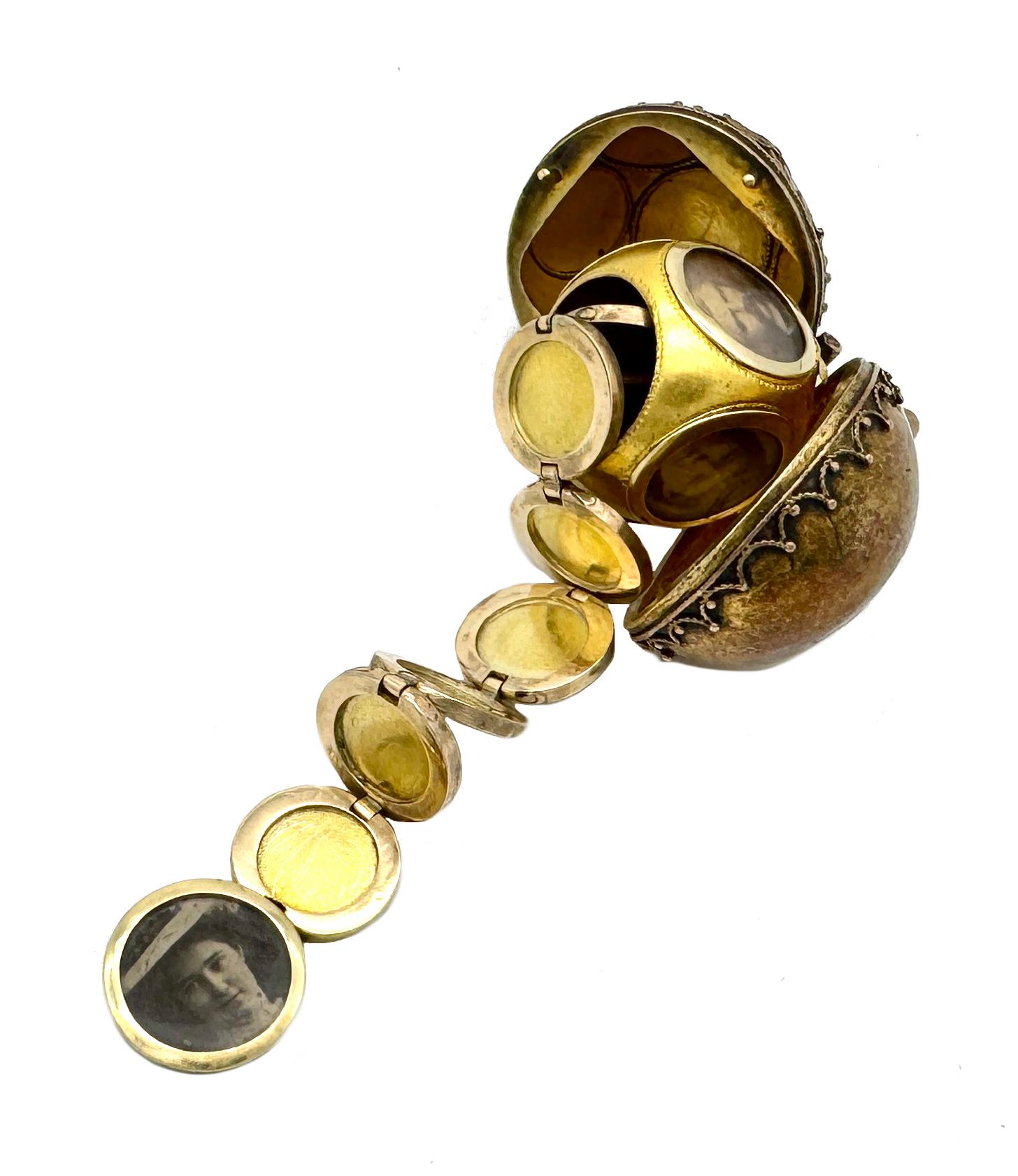 Questo insolito medaglione a forma di palla è stato creato negli anni '70 del XIX secolo. È realizzato in oro giallo a 14 carati e reca un marchio austriaco.
Il medaglione a forma di pallina si apre per rivelare un poligono d'oro con cornici per