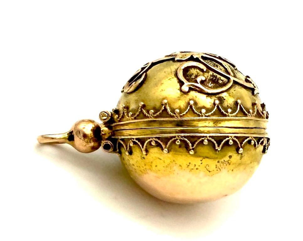Ciondolo antico a forma di sfera con telaio pieghevole in oro giallo 14 K. Iniziali In condizioni buone in vendita a Munich, Bavaria