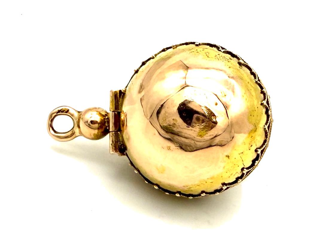 Donna Ciondolo antico a forma di sfera con telaio pieghevole in oro giallo 14 K. Iniziali in vendita