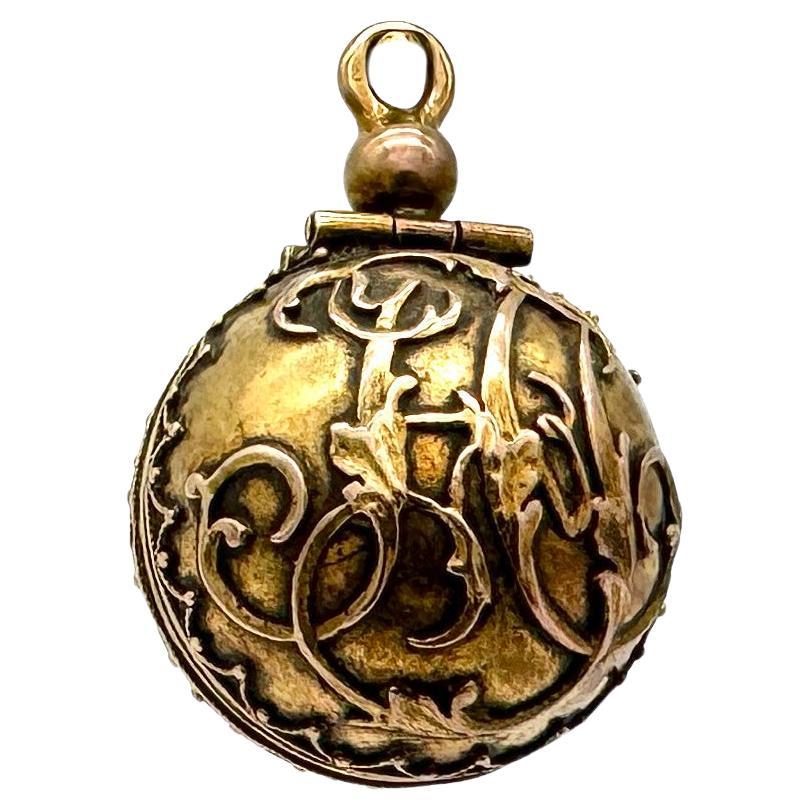 Ciondolo antico a forma di sfera con telaio pieghevole in oro giallo 14 K. Iniziali in vendita