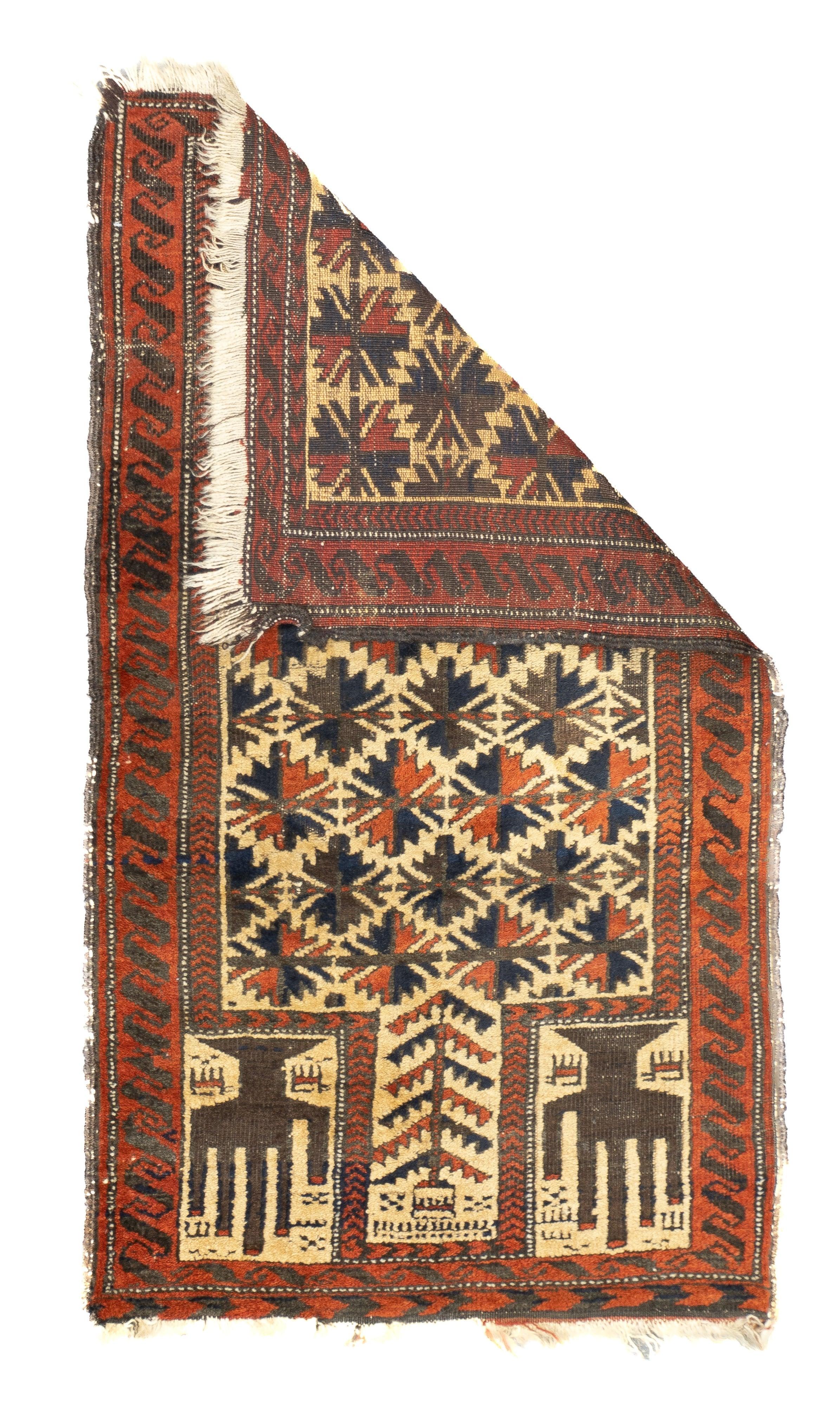 Tapis Balouch antique 2'3'' x 2'11''. Les tribus aryennes du Khorassan, du Sistan et du nord-est de l'Afghanistan, essentiellement nomades, tissent de petits tapis à motifs allover, à médaillons et à niches (prières), souvent avec de véritables