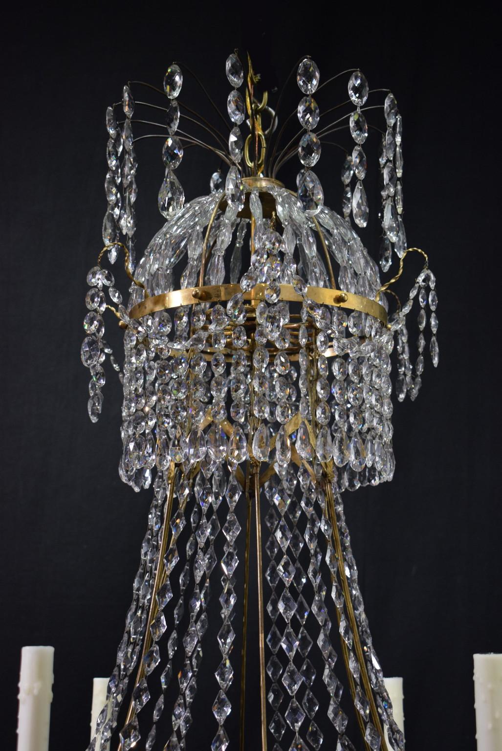 Élégant lustre à six lumières en bronze doré et cristal de la Baltique antique.