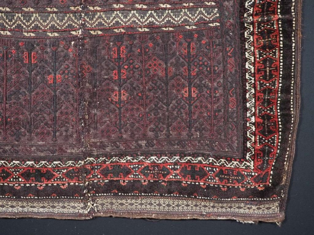 Un rare Baluch sofreh (tissu pour manger) : il était placé sur le sol pour servir la nourriture.
Circa 1880

Cet exemple exceptionnel a été tissé par les tribus Timuri de l'ouest de l'Afghanistan. Il a été tissé en deux parties sur un étroit métier