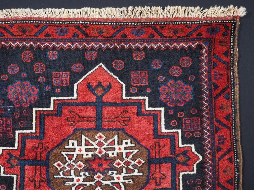 Antike Baluch-Taschentasche mit großem Medaillon-Design, um 1920 (Unbekannt) im Angebot