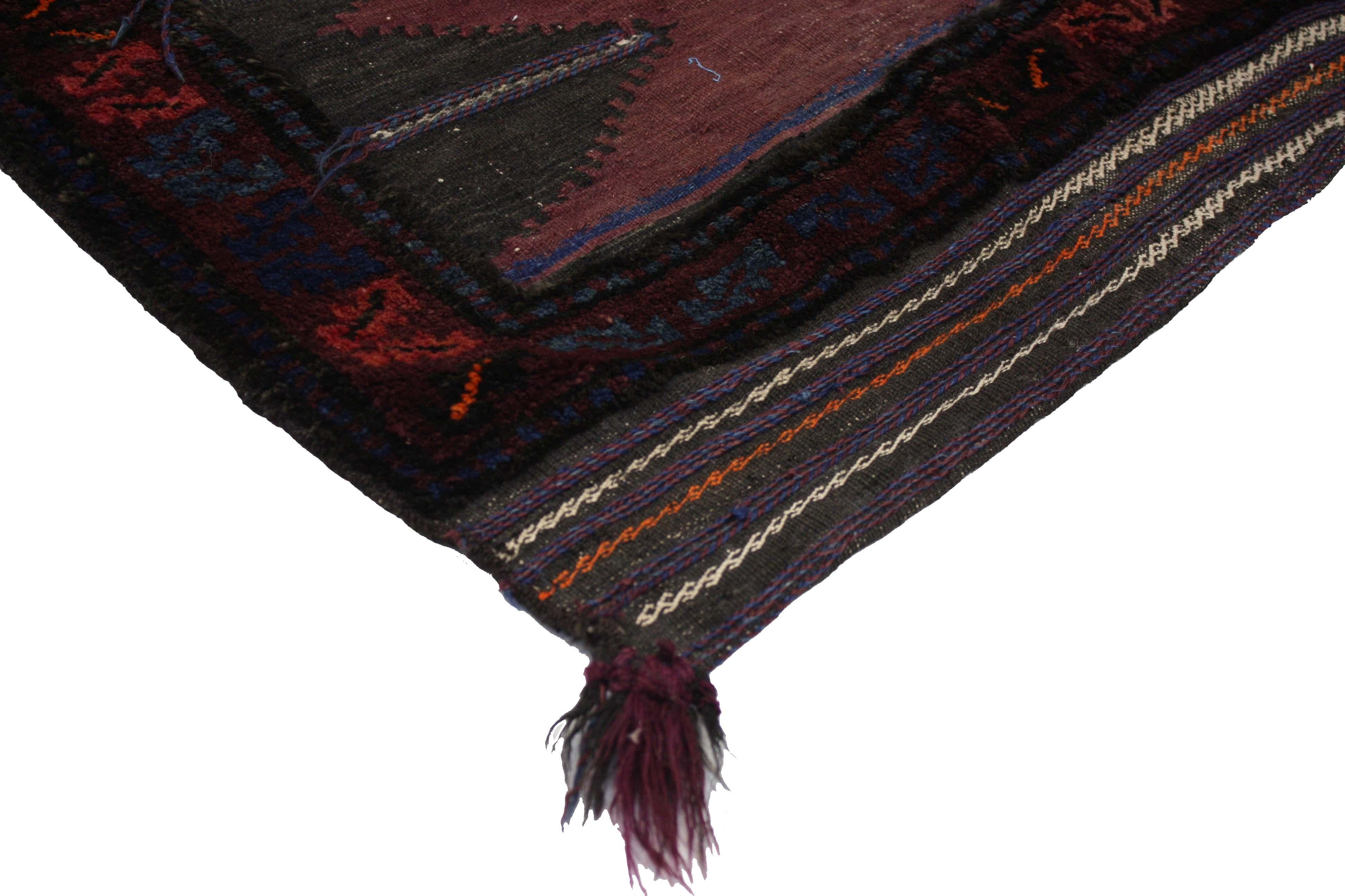 76627, antiker Baluch Bagface, Saddlebag, afghanischer Teppich, Textilkunst oder Stammes-Akzent-Teppich, nomadischer Wandbehang. Dieses antike afghanische Belutsch-Taschengesicht zeigt ein offenes, geschliffenes Feld mit gezackten Zikkurat-Hügeln,