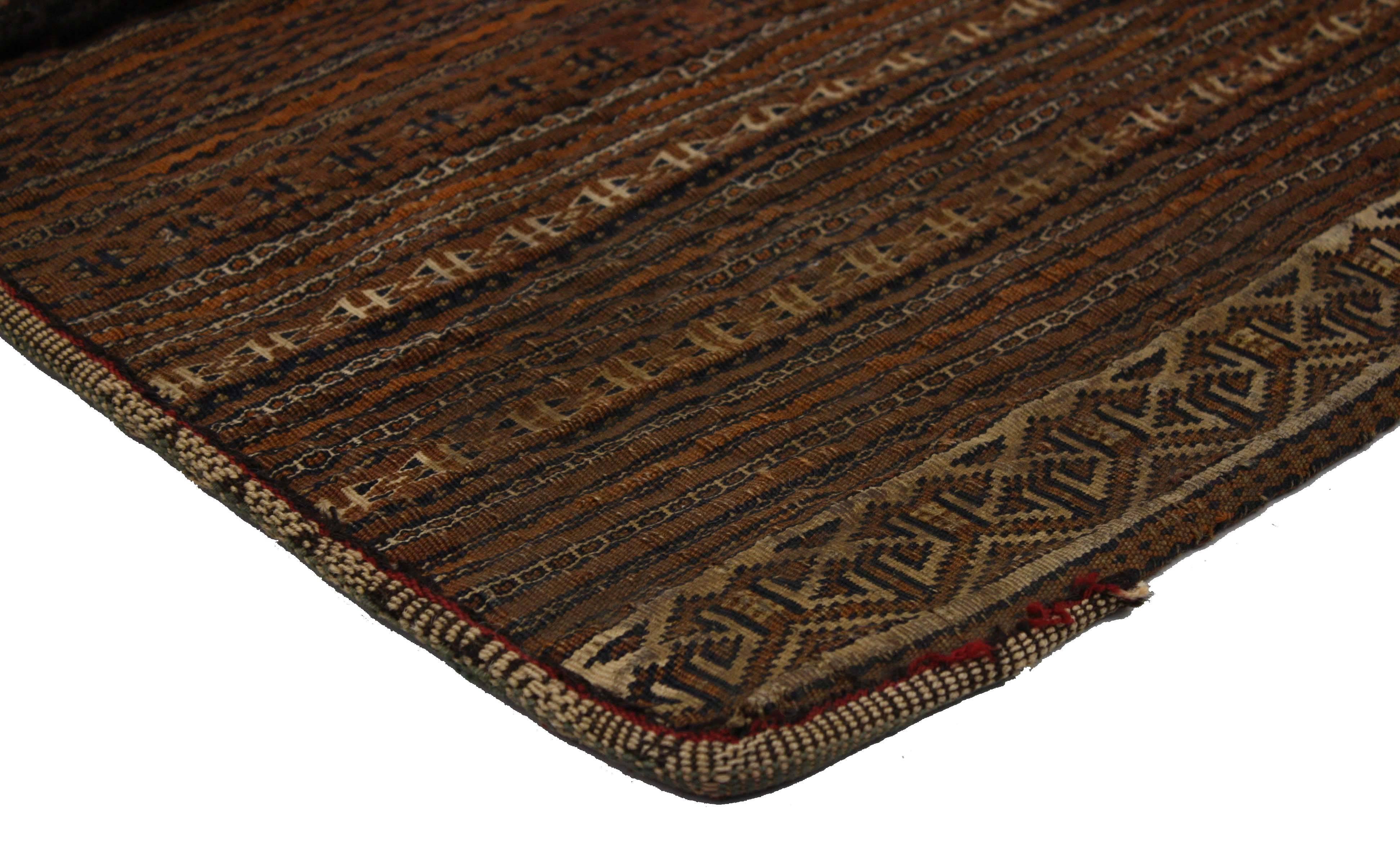 76636, antiker Baluch Bagface, Satteltasche, afghanischer Teppich, Textilkunst, Wandbehang im Stammesstil. Dieses antike afghanische Belutschen-Taschengesicht weist ein geometrisches Muster mit mehrdeutigen Stammessymbolen auf. Diese Baluch-Taschen,