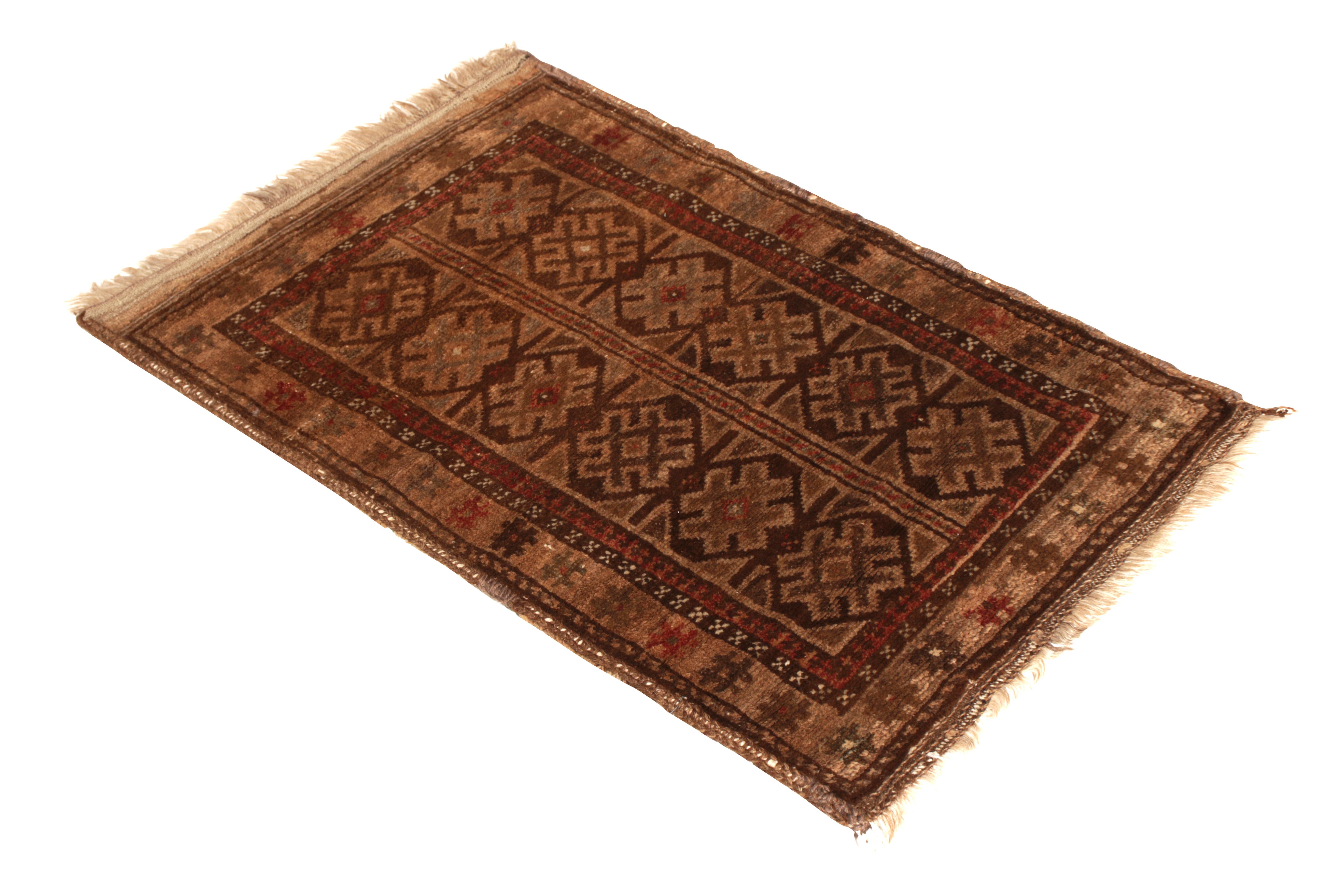 Dieser handgeknüpfte Belutsch-Teppich aus persischer Wolle stammt aus Persien aus dem Jahr 1880 und weist sowohl die ikonischen Merkmale seiner Stammesfamilie als auch faszinierende Abweichungen von der Tradition auf. Da viele Belutsch-Stücke dafür
