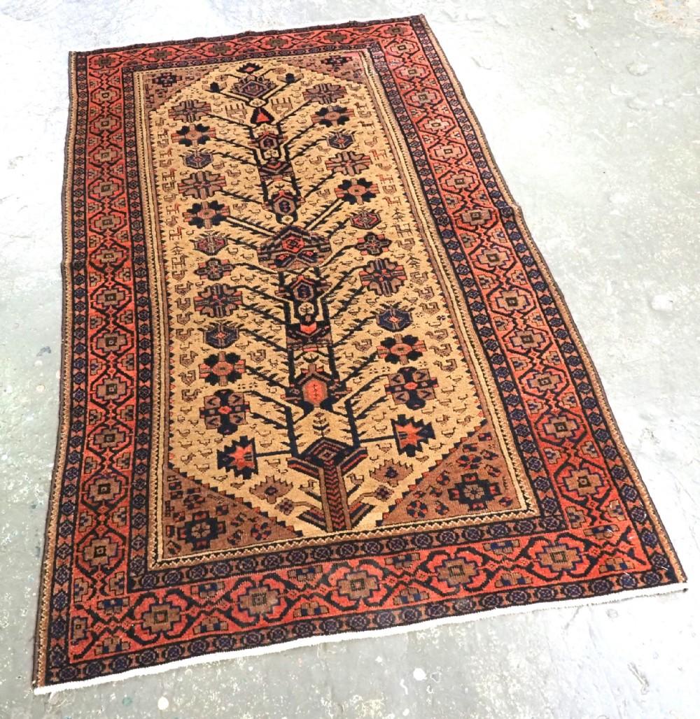 Antiker Belutsch-Teppich, diese Belutsch-Teppiche sind als arabische Belutsche aus der Region Ferdows bekannt
Ende des 19. Jahrhunderts

Der Teppich hat ein traditionelles Design, das für diese Region einzigartig ist. Das florale Baummuster befindet