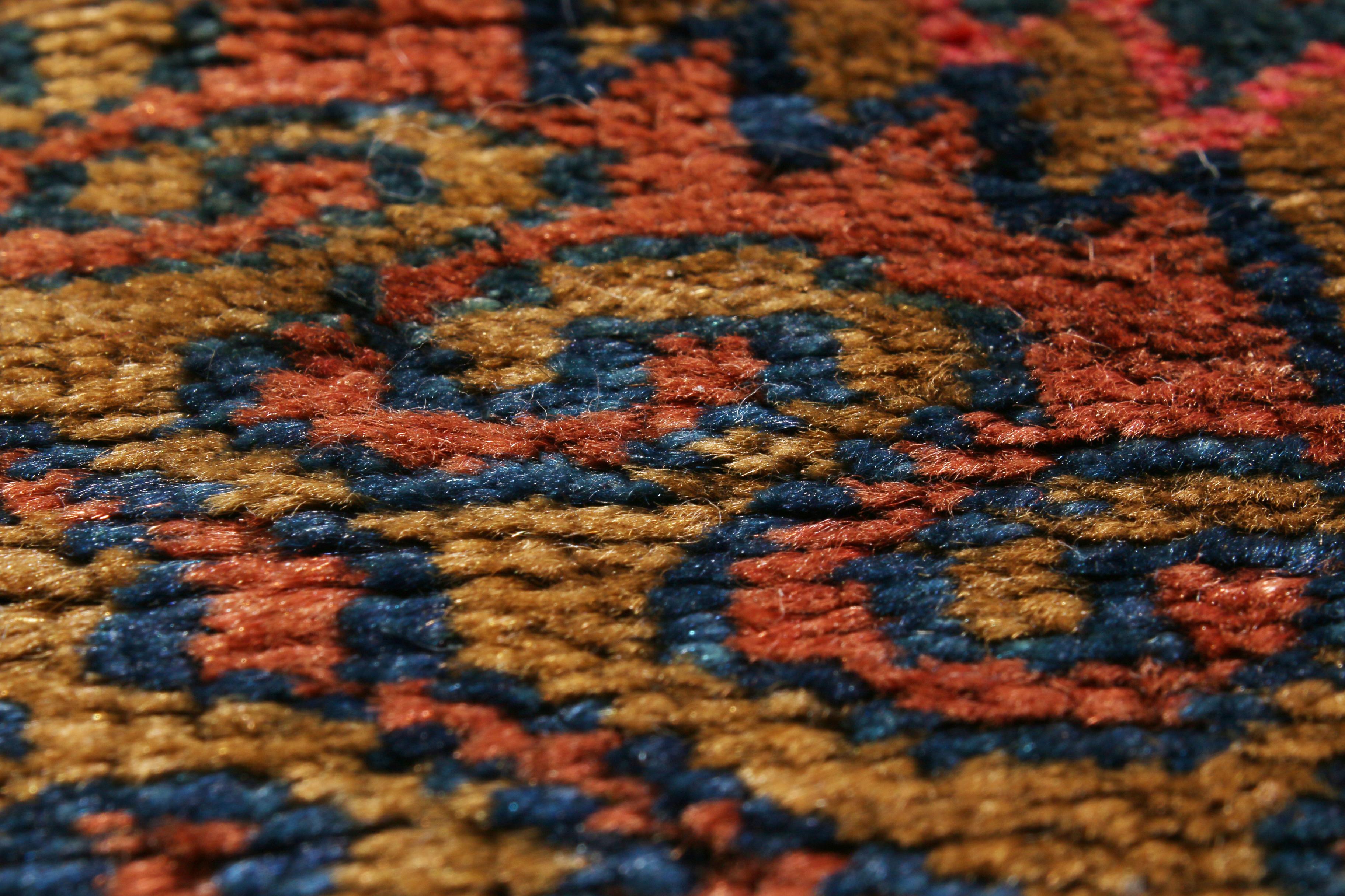Antiker antiker Baluch Geometrischer rosa und goldbrauner persischer Wollteppich von Teppich & Kelim (Handgeknüpft) im Angebot