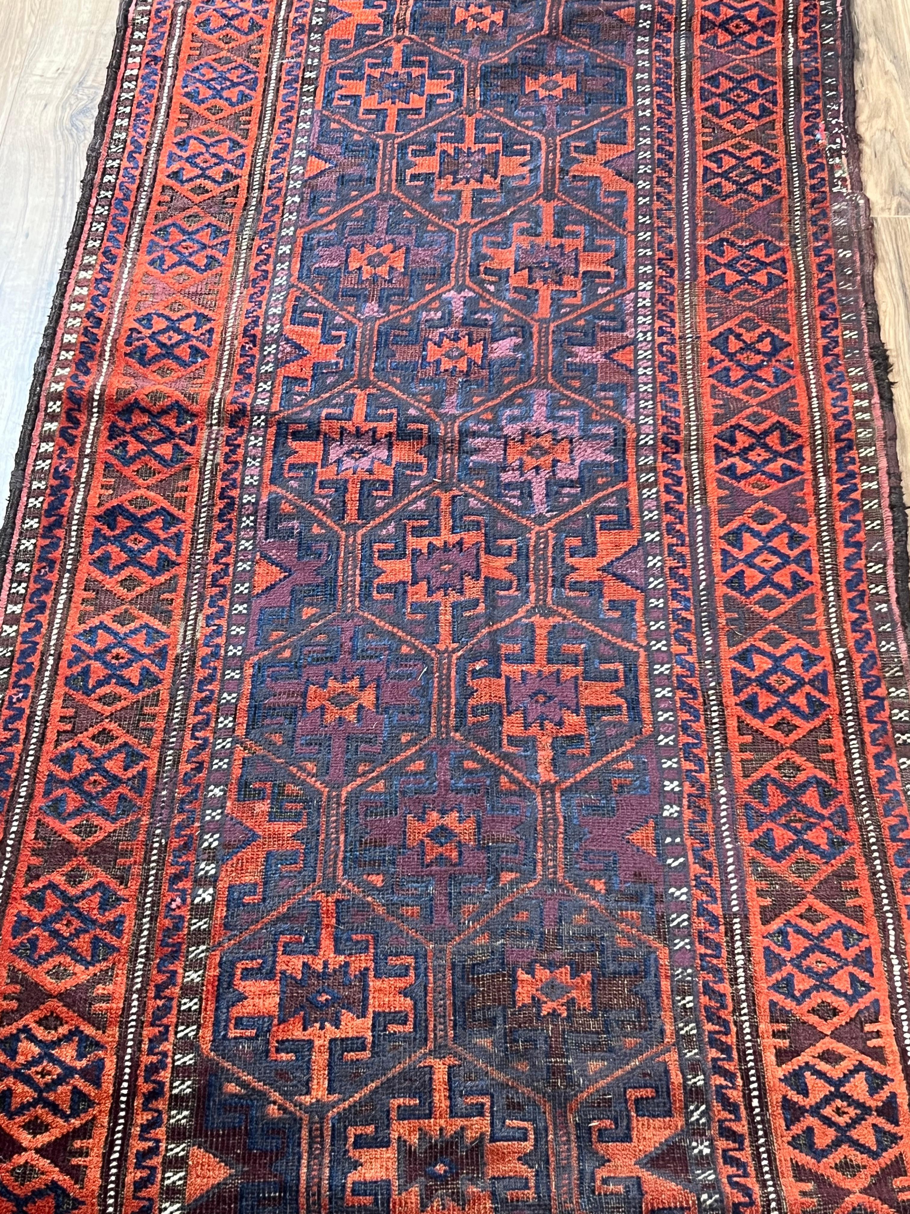 Antiker Baluch Khorasan-Läufer, ca. Spätes 19. Jahrhundert - 2'10 x 9'1 im Zustand „Gut“ im Angebot in Westfield, MA