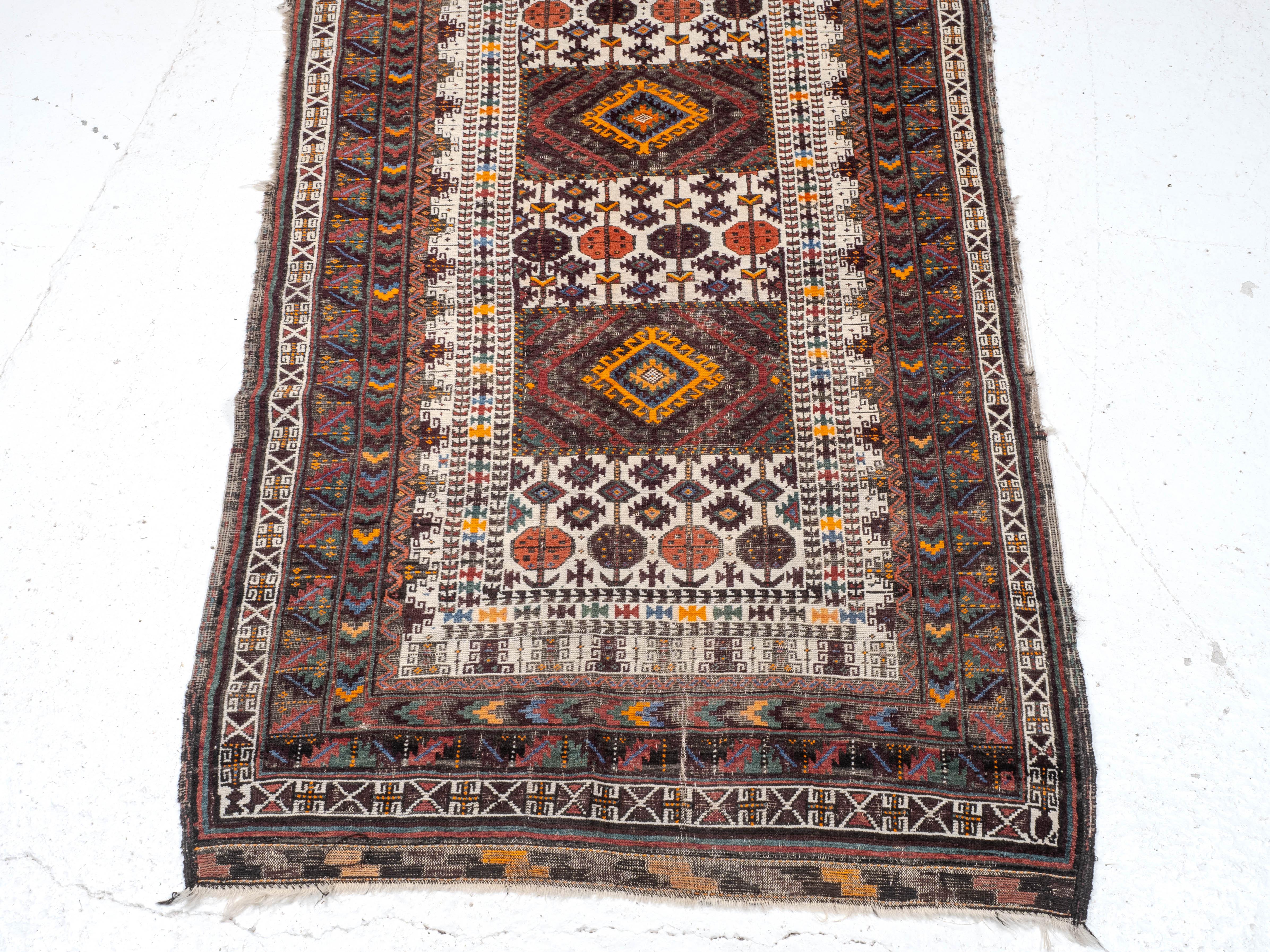 Un tappeto Baluchi persiano, forse afgano, tessuto a mano, di circa 7' x 3'8