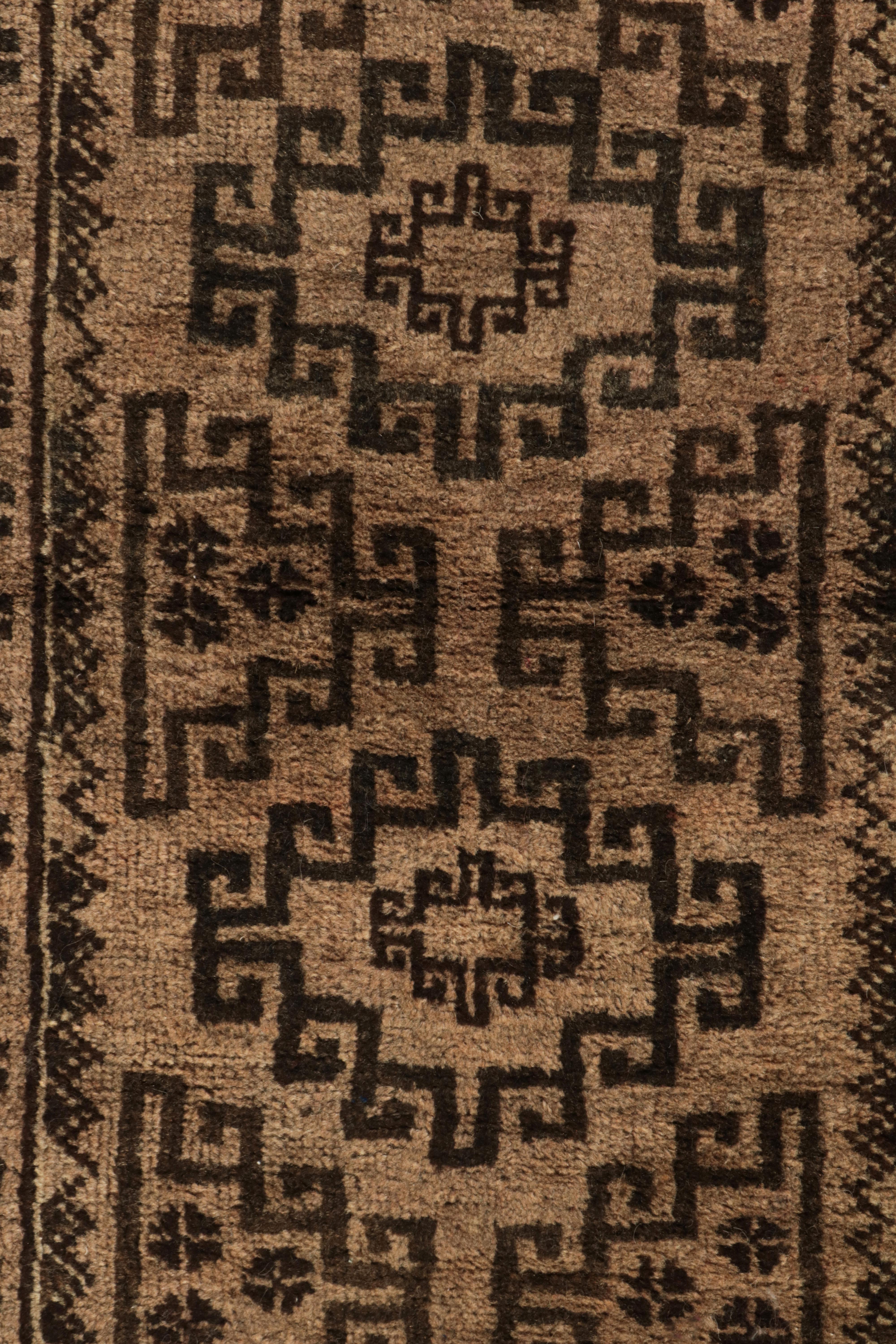 Alfombra persa antigua Baluch de color beige y dibujo geométrico marrón by Rug & Kilim Anudado a mano en venta